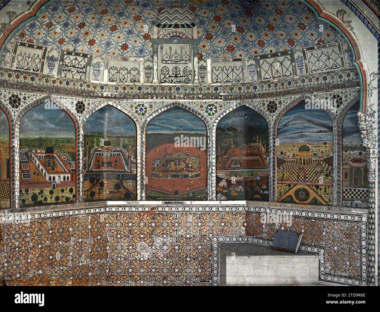 Jaipur, India Interior of a mosque: the decor of the mihrab, niche symbolizing the presence of the Prophet and indicating the direction of Mecca, Habitat, Architecture, Religion, HD, Art, Interior view, Islam, exists in high definition, Painted decor, Painting, Decorative arts, Ceramics, Mosque, Mihrab, minbar, Religious architecture, India, Jaipur, Member of the Mosque, Jaipur, 23/12/1913 - 23/12/1913, Passet, Stéphane, photographer, 1913-1914 - Inde, Pakistan - Stéphane Passet - (16 December-29 January), Autochrome, photo, Glass, Autochrome, photo, Horizontal, Size 9 x 12 cm Stock Photo