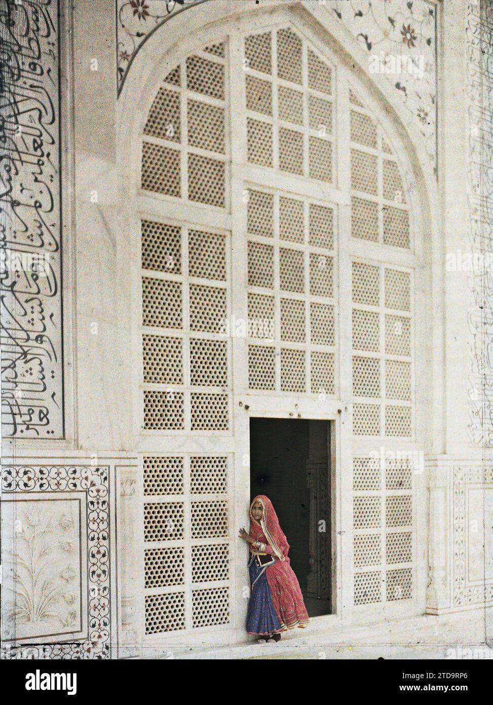 Agra, India Woman wearing full skirt ( ghagra ) and large shawl ( odhni ) drawn over her head, at the gate of the Taj Mahal, Human beings, Personality, Clothing, Habitat, Architecture, Religion, Woman, Political personality, Costume, Tomb, Funerary architecture, Islam, Emperor, Door, Religious architecture, India, Agra, Taj-Mahal door, Agra, Taj Mahal, 25/12/1913 - 27/12/1913, Passet, Stéphane, photographer, 1913-1914 - Inde, Pakistan - Stéphane Passet - (16 December-29 January), Autochrome, photo, Glass, Autochrome, photo, Vertical, Size 9 x 12 cm Stock Photo