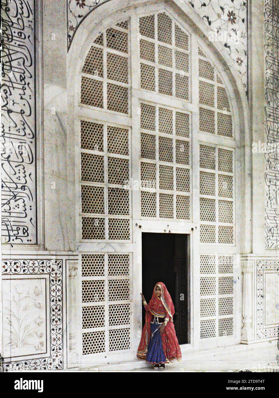 Agra, India Woman wearing full skirt ( ghagra ) and large shawl ( odhni ) drawn over her head, at the gate of the Taj Mahal, Personality, Clothing, Habitat, Architecture, Religion, HD, Human beings, Political personality, Costume, Tomb, Funerary architecture, Islam, exists in high definition, Child, Emperor, Door, Religious architecture, India, Agra, Entrance door to the Taj-Mahal, Agra, Taj Mahal, 25/12/1913 - 27/12/1913, Passet, Stéphane, photographer, 1913-1914 - Inde, Pakistan - Stéphane Passet - (16 December-29 January), Autochrome, photo, Glass, Autochrome, photo, Vertical, Size 9 x 12 c Stock Photo