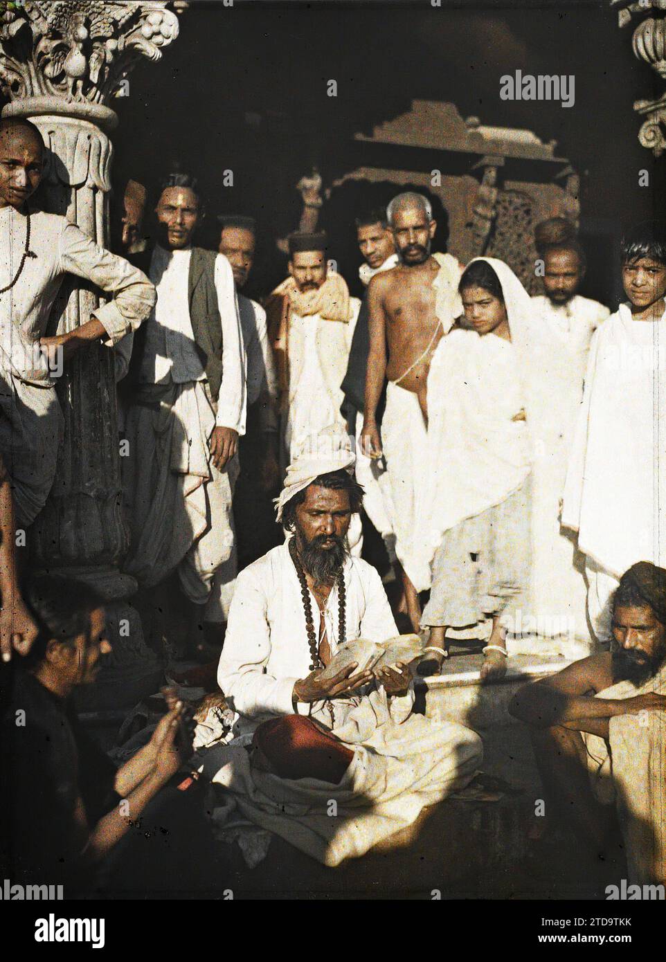 Bombay, India Reading a sacred text on the steps of a Hindu temple, Personality, Religion, HD, Human beings, Religious personality, Temple, Hinduism, Crowd, exists in high definition, Sacred book, Man, India, Bombay, A fakir, Bombay, 16/12/1913 - 16/12/1913, Passet, Stéphane, photographer, 1913-1914 - Inde, Pakistan - Stéphane Passet - (16 December-29 January), Autochrome, photo, Glass, Autochrome, photo, Positive, Vertical, Size 9 x 12 cm Stock Photo