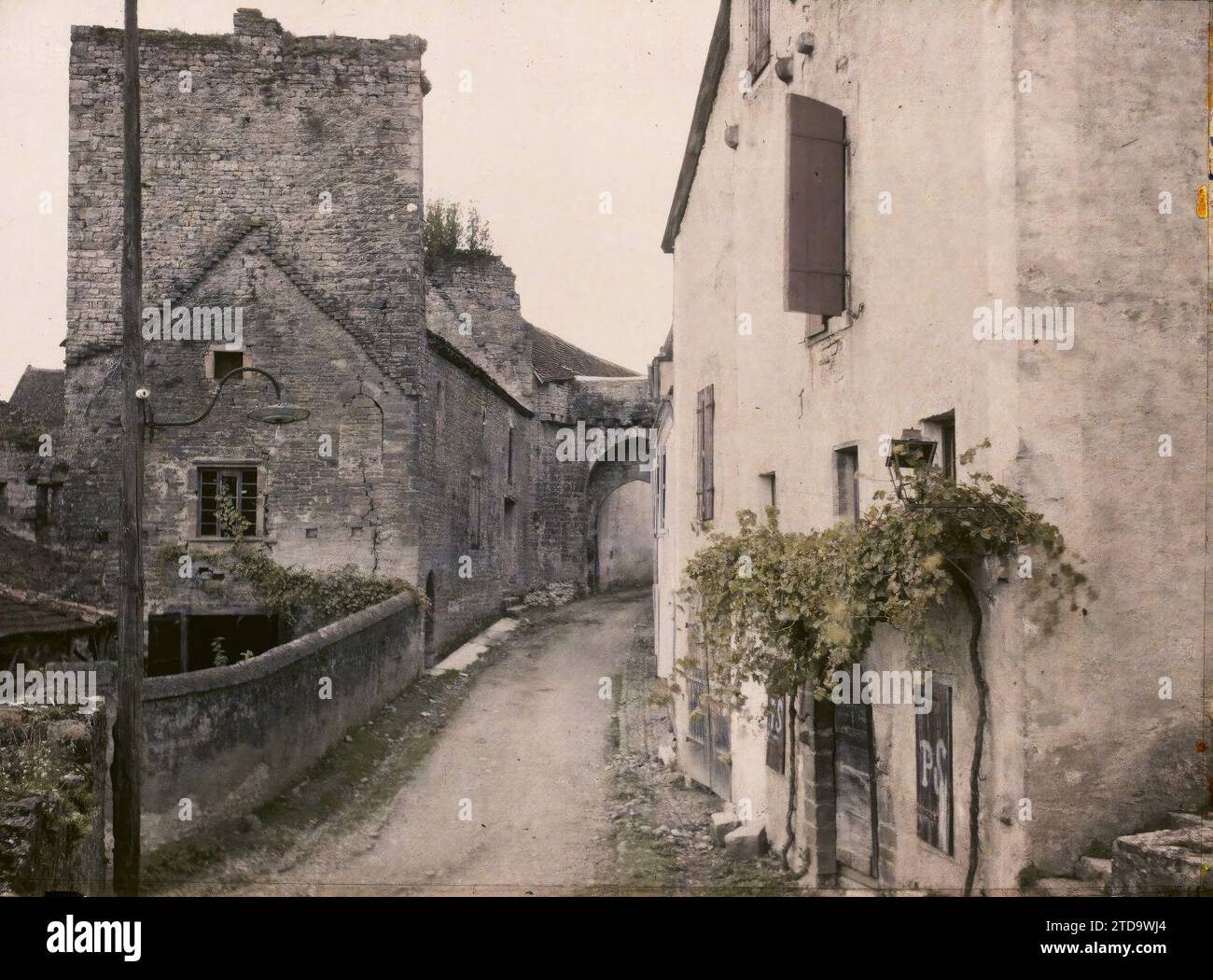 Sauveterre-de-Béarn, France, Habitat, Architecture, Art, Fortified architecture, Street, District, Door, Middle Ages, France, Sauveterre de Béarn, An old city gate, Sauveterre-de-Béarn, 04/10/1924 - 04/10/1924, Léon, Auguste, photographer, 1924 - Aquitaine - Auguste Léon, Autochrome, photo, Glass, Autochrome, photo, Positive Stock Photo