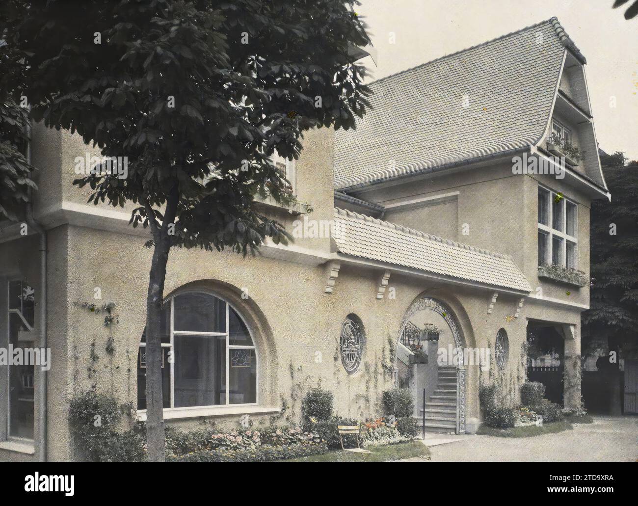 Paris (8th arr.), France The Exhibition of decorative arts, the French Village under the direction of Charles Genuys, Maison d' Alsace, Art, Habitat, Architecture, Roof, Portico, Decorative arts, Flower, Exhibition, Exhibition of the Arts decorative, Door, Arc, arcade, arch, Ironwork, Medallion, Ephemeral architecture, A.D. La Maison Alsacienne 1925 France, Paris, Exhibition of Decorative Arts, La Maison Alsacienne, Arrondissement VIII, Alsace [in connection with], 17/07/1925 - 17/07/1925, Léon, Auguste, photographer, 1925 - Exposition internationale des Arts Décoratifs et Industriels modernes Stock Photo