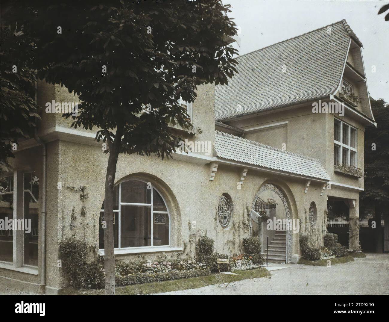 Paris (8th arr.), France The Exhibition of decorative arts, the French Village under the direction of Charles Genuys, Maison d' Alsace, Art, Habitat, Architecture, Roof, Portico, Decorative arts, Flower, Exhibition, Exhibition of the Arts decorative, Door, Arc, arcade/arceau, Ironwork, Medallion, Ephemeral architecture, France, Paris, Decorative Arts Exhibition, La Maison Alsacienne, Arrondissement VIII, Alsace [in connection with], 17/07/1925 - 17/07/1925, Léon, Auguste, photographer, 1925 - Exposition internationale des Arts Décoratifs et Industriels modernes Paris, Autochrome, photo, Glass, Stock Photo