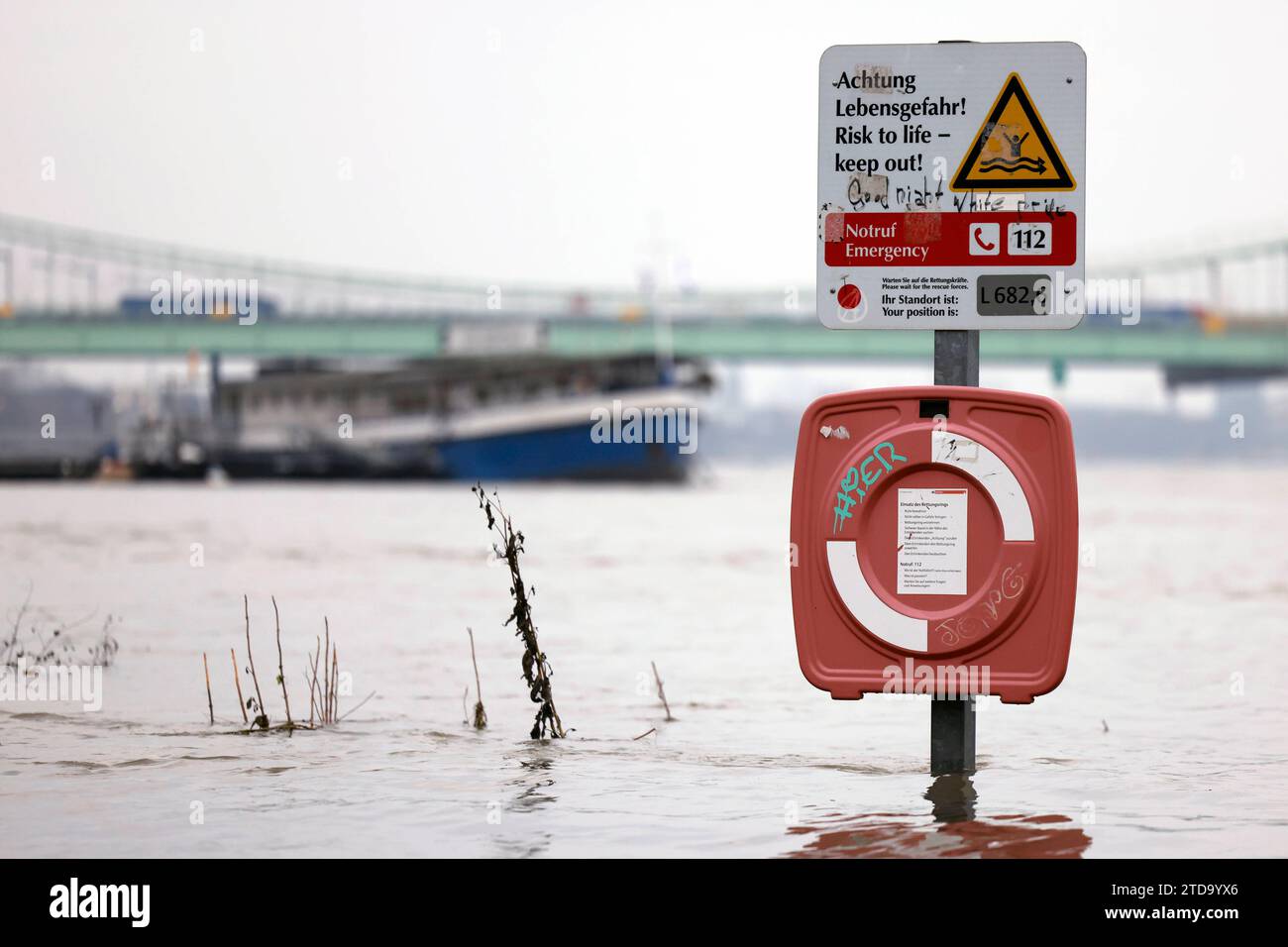 Impression vom Hochwasser in Köln am Ufer von Köln-Rodenkirchen: Am Ufer des Rhein sind Spielplätze, Gehwege und Wiesen überflutet. Absperrungen weisen auf Hochwasser hin. Themenbild, Symbolbild Köln, 15.12.2023 NRW Deutschland *** Impression of the flood in Cologne on the banks of Cologne Rodenkirchen Playgrounds, footpaths and meadows are flooded on the banks of the Rhine Barriers indicate flooding Themed picture, symbolic picture Cologne, 15 12 2023 NRW Germany Copyright: xChristophxHardtx Stock Photo