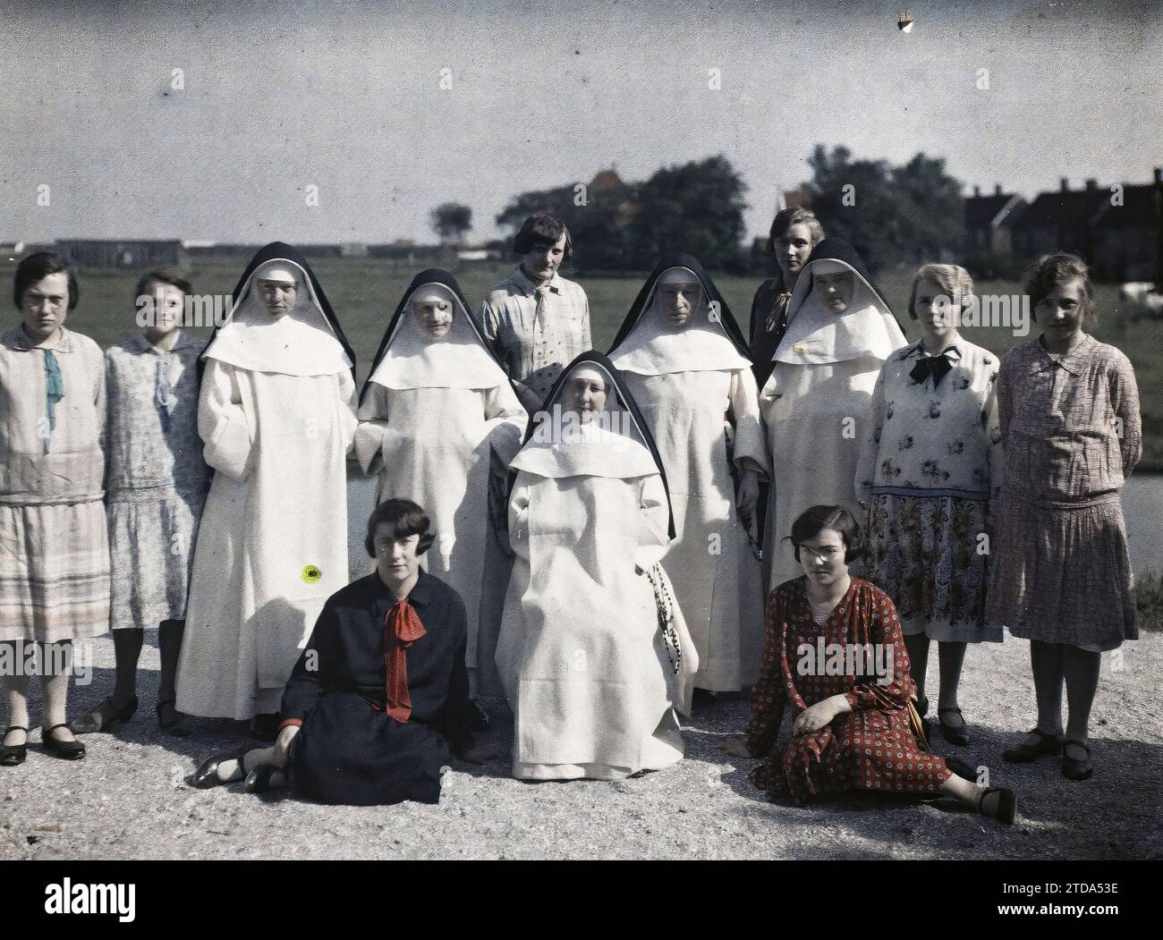 Volendam, Netherlands Teachers of the Catholic girls' school, Human beings, Clothing, Teaching, Religion, Woman, Religious clothing, School, Christianity, Group portrait, Religious education, Holland, Volendam, The Nuns of the Girls' school, Volendam, 31/08/1929 - 31/08/1929, Passet, Stéphane, photographer, 1929 - Pays-Bas - Stéphane Passet - (17-31 August), Autochrome, photo, Glass, Autochrome, photo, Positive, Horizontal, Size 9 x 12 cm Stock Photo