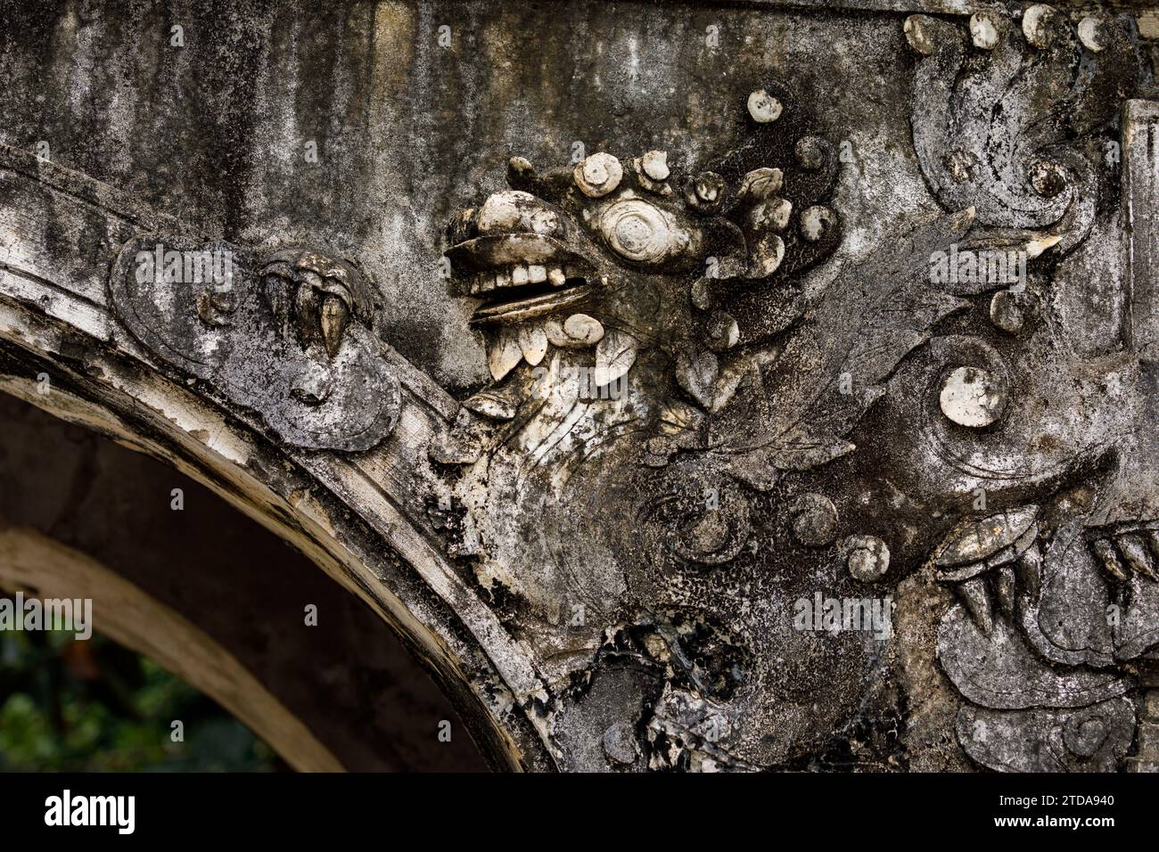 Dragon at temples of Hua Lu in Vietnam Stock Photo - Alamy