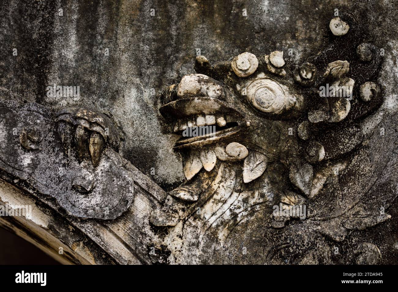 Dragon at temples of Hua Lu in Vietnam Stock Photo - Alamy