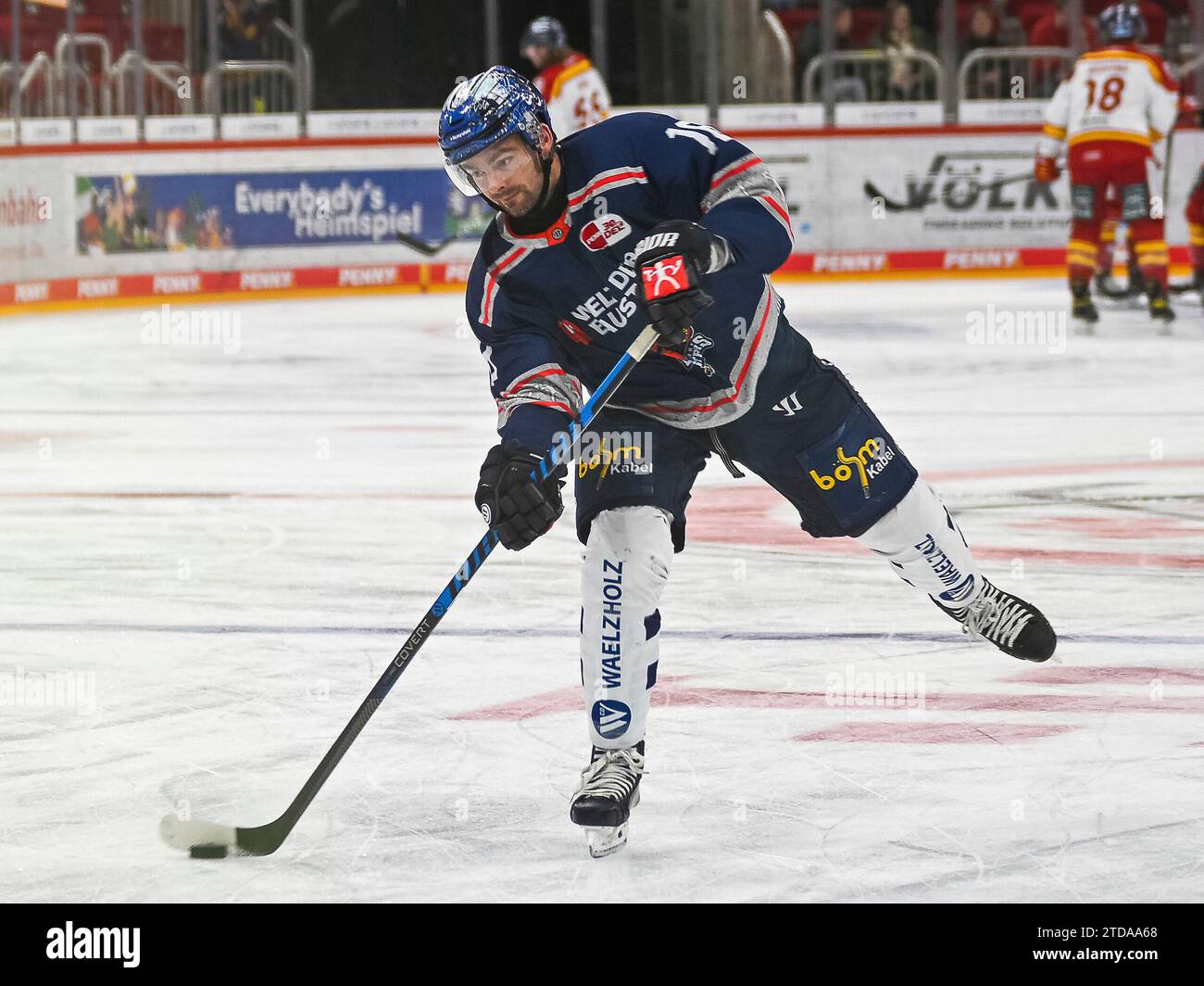 Eric Cornel (Iserlohn Roosters, #18) kurz vor dem Schuss. Duesseldorfer EG vs. Iserlohn Roosters, Eishockey, Penny DEL, 28. Spieltag, Saison 2023/2024, 17.12.2023 Foto: Eibner-Pressefoto/Thomas Haesler Stock Photo