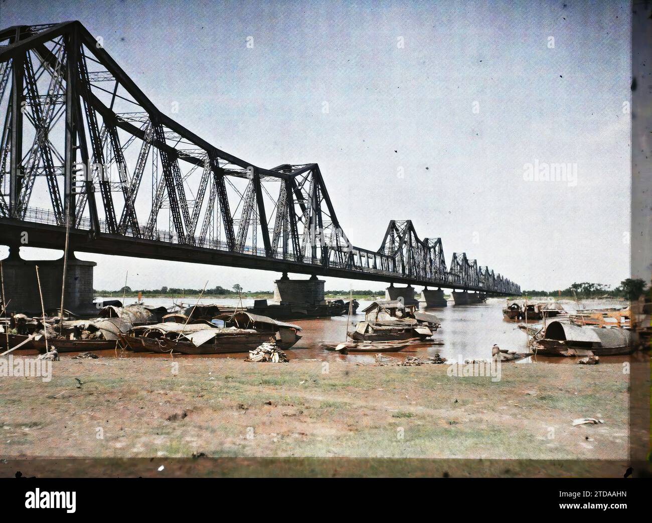 Quya Def Indochina sampans lining hi-res stock photography and images - Alamy