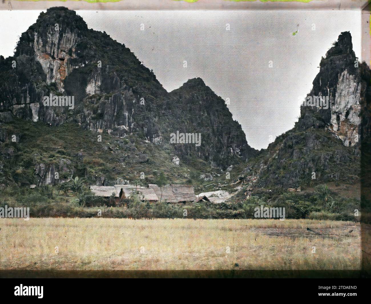 Ky-lu' a, province of Lang-so' n, Tonkin, Indochina The village at the foot of the Rocks of Ky-lu' a, Nature, Environment, Economic activity, Habitat, Architecture, Landscape, Mount, mountain, Agriculture, livestock, Roof, Rural architecture, Cave, Panorama of urban area, Indochina, Tonkin, Ky-lua, From Hanoi to China Gate, The Caves of Ky-lua, View of the village at the foot of the rocks, Ky-Lua, 01/09/1915 - 30/11/1915, Busy, Léon, Léon Busy photographer en Indochine, Autochrome, photo, Glass, Autochrome, photo, Positive, Horizontal, Size 9 x 12 cm Stock Photo
