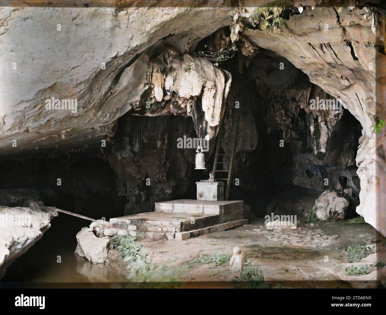 Ky-lu' a, province of Lang-so' n, Tonkin, Indochina The entrance to the small cave of the Rocks of Ky-lu' a, Religion, Art, Sciences, Techniques, Buddhism, Music, Temple, Erosion, Plan water, Altar, Cave, Geology, Indochina, Tonkin, Ky-lua, From Hanoi to the China Gate, The Ky-lua caves, Entrance to the small cave, Ky-Lua, 01/09/1915 - 31/10/1915, Busy, Léon, Léon Busy photographer en Indochine, Autochrome, photo, Glass, Autochrome, photo, Positive, Horizontal, Size 9 x 12 cm Stock Photo