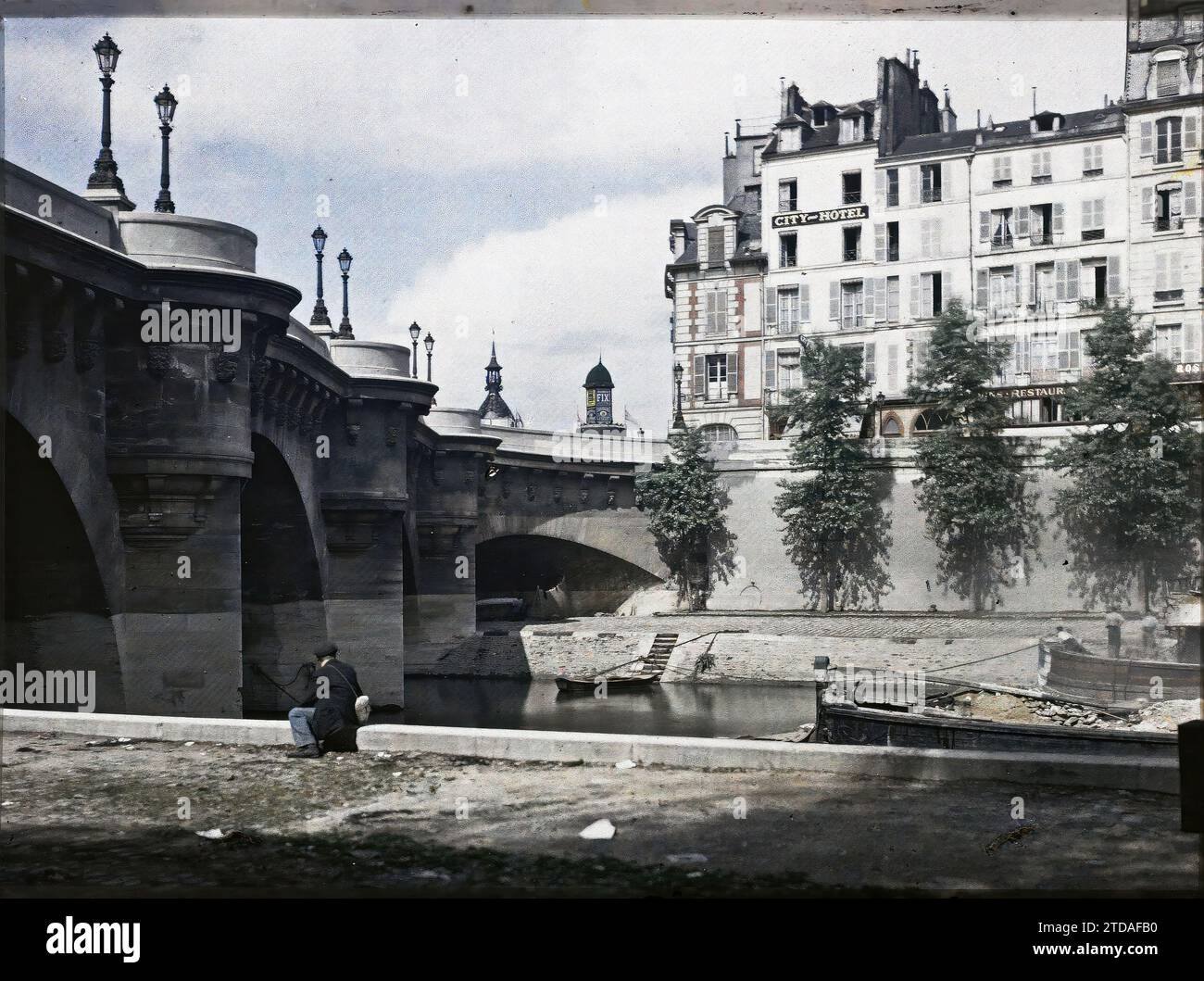 Paris (1st arr.), France The Pont-Neuf and the Quai des Orfèvres, seen from the port of Grands Augustins, Housing, Architecture, Inscription, information, Economic activity, Transport, Human beings, Street lamp, street lamp, River, Civil engineering, Quay, Boat, Commercial inscription, Morris Column, Catering, hotels, River and lake transport, Bridge, Man, Pont Neuf and quai des Orfèvres 16/7 14 France, Paris, Pont neuf and quai des Orfèvres, Île de la Cité, 16/07/1914 - 16/07/1914, Passet, Stéphane, photographer, Autochrome, photo, Glass, Autochrome, photo, Positive, Horizontal, Size 9 x 12 c Stock Photo