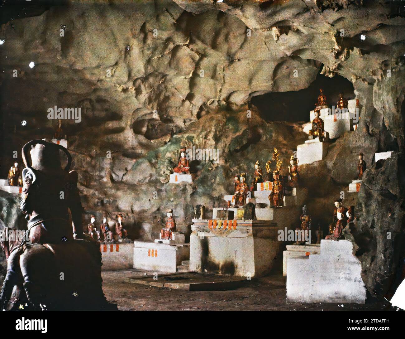 Ky-lu' a, Tonkin, Indochina The main cave of the Rocks of Ky-lu' a, housing a rock sanctuary dedicated to Buddhist worship, Religion, Habitat, Architecture, Art, Sciences, Techniques, Statue, Buddhism, Temple, Erosion, Interior view, Sculpture, Cave, Geology, Indochina, Tonkin, Landscapes, From Hanoi to the Chinese border, The Ky-lua caves, View of the large cave, taken from the bottom, Ky-Lua, 15/04/1916 - 16/04/1916, Busy, Léon, Léon Busy photographer en Indochine, Autochrome, photo, Glass, Autochrome, photo, Positive, Horizontal Stock Photo
