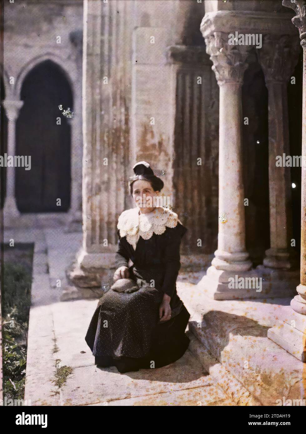 Arles, France Portrait of Mademoiselle Marie Busset, Human Beings, Animal, Clothing, Woman, Real Animal, Costume, Cloister, Portrait, Hairstyle, Headgear, France, Arles, Arlésiennes - Melle Marie Busset, the Arlesian with the Turtle, Arles, 17/04/1916 - 17/04/1916, Léon, Auguste, photographer, 1916 - Provinces Françaises - Jean Brunhes, Auguste Léon et Georges Chevalier - (April-July), Autochrome, photo, Glass, Autochrome, photo, Positive, Vertical, Size 9 x 12 cm Stock Photo
