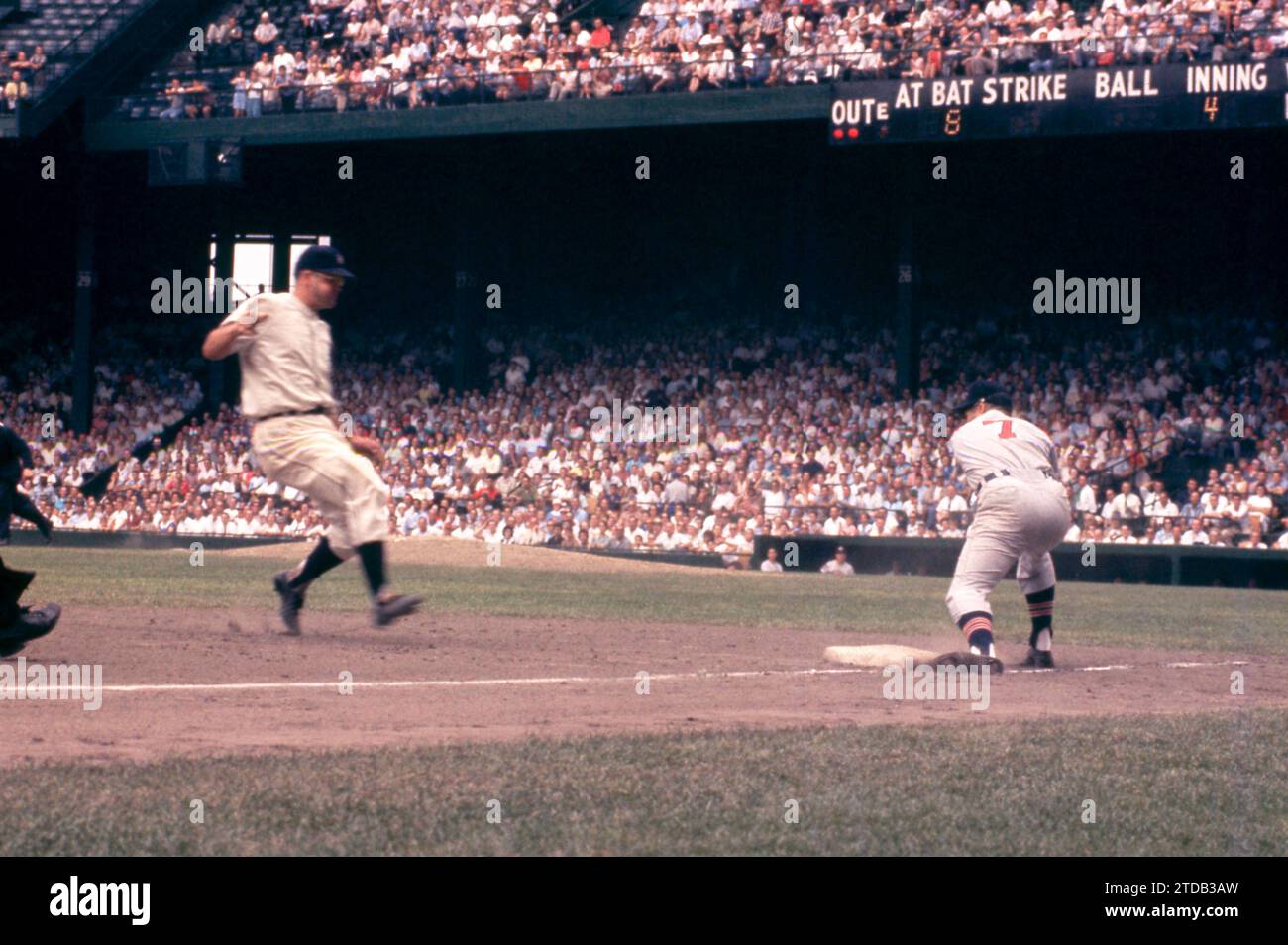 DETROIT, MI - JULY 5: Third baseman Granny Hamner #7 of the Cleveland Indians waits for the throw as Bobo Osborne #32 of the Detroit Tigers goes for third base during an MLB game on July 5, 1959 at Briggs Stadium in Detroit, Michigan. (Photo by Hy Peskin) *** Local Caption *** Granny Hamner;Bobo Osborne Stock Photo