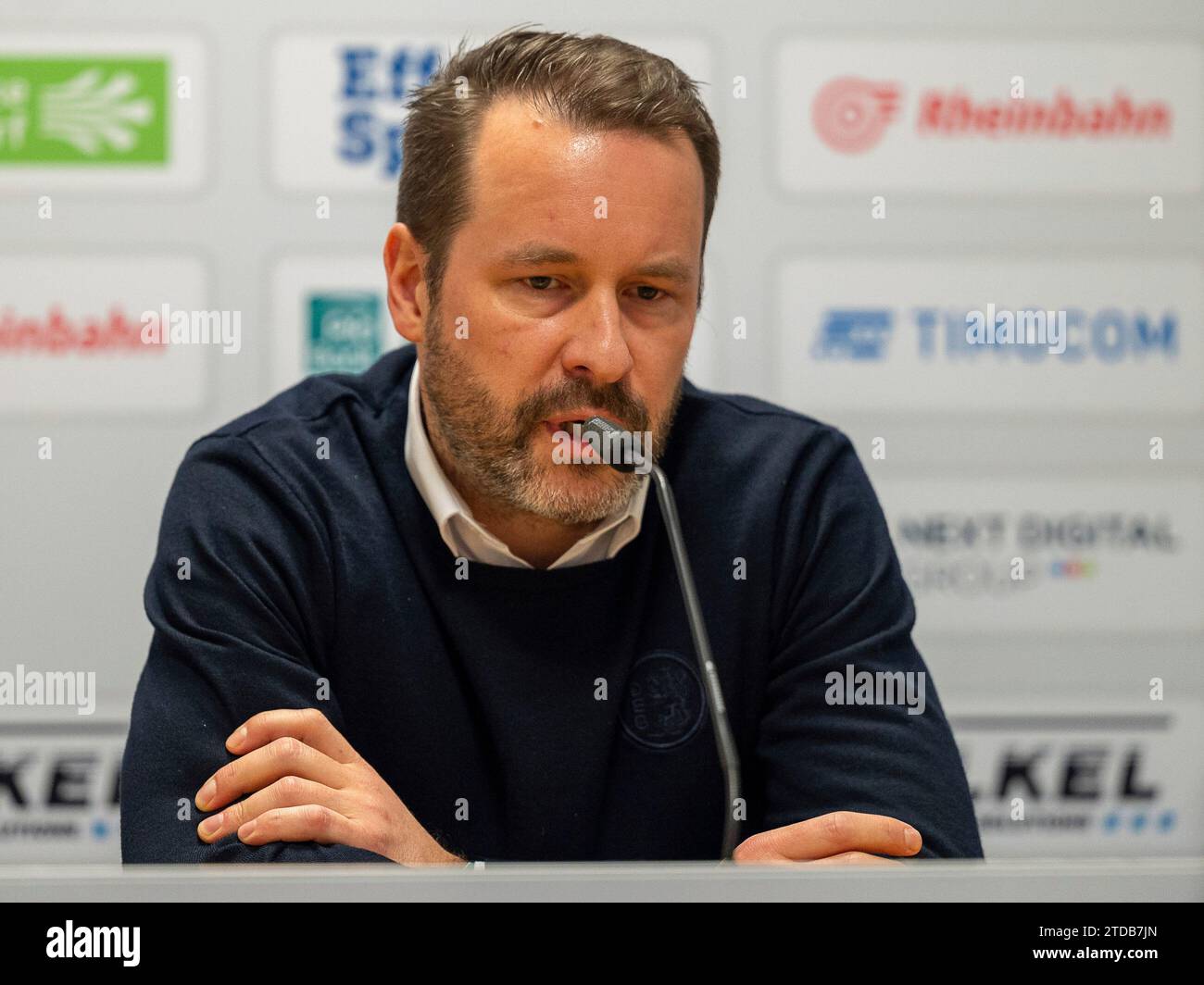 Thomas Dolak (Duesseldorfer EG, Trainer) auf der Pressekonferenz nach dem Spiel. Duesseldorfer EG vs. Iserlohn Roosters, Eishockey, Penny DEL, 28. Spieltag, Saison 2023/2024, 17.12.2023 Foto: Eibner-Pressefoto/Thomas Haesler Stock Photo