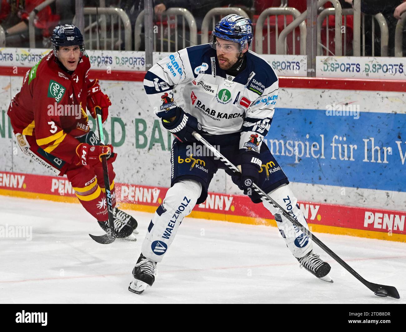 Andrew Leblanc (Iserlohn Roosters, #19) sucht eine Anspielstation. Dahinter Alec McCrea (Duesseldorfer EG, #03). Duesseldorfer EG vs. Iserlohn Roosters, Eishockey, Penny DEL, 28. Spieltag, Saison 2023/2024, 17.12.2023 Foto: Eibner-Pressefoto/Thomas Haesler Stock Photo