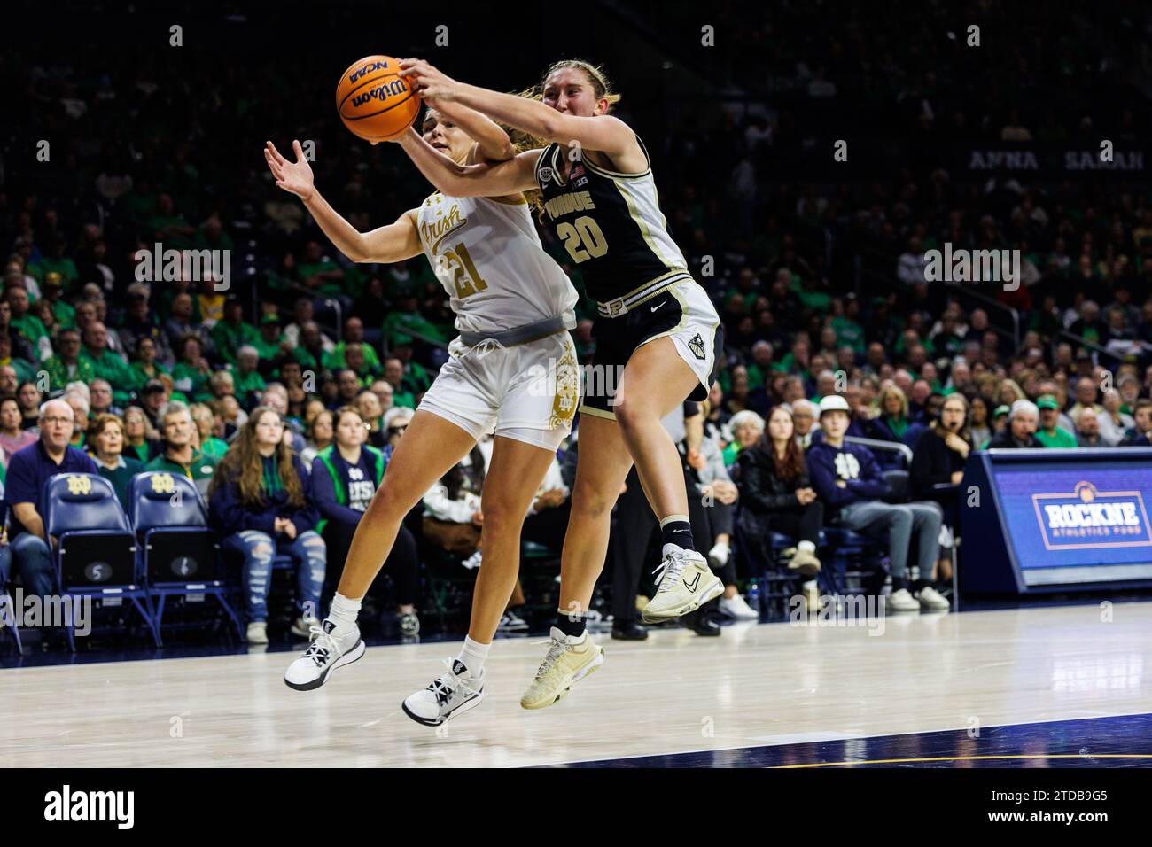 South Bend, Indiana, USA. 17th Dec, 2023. Notre Dame forward Maddy ...