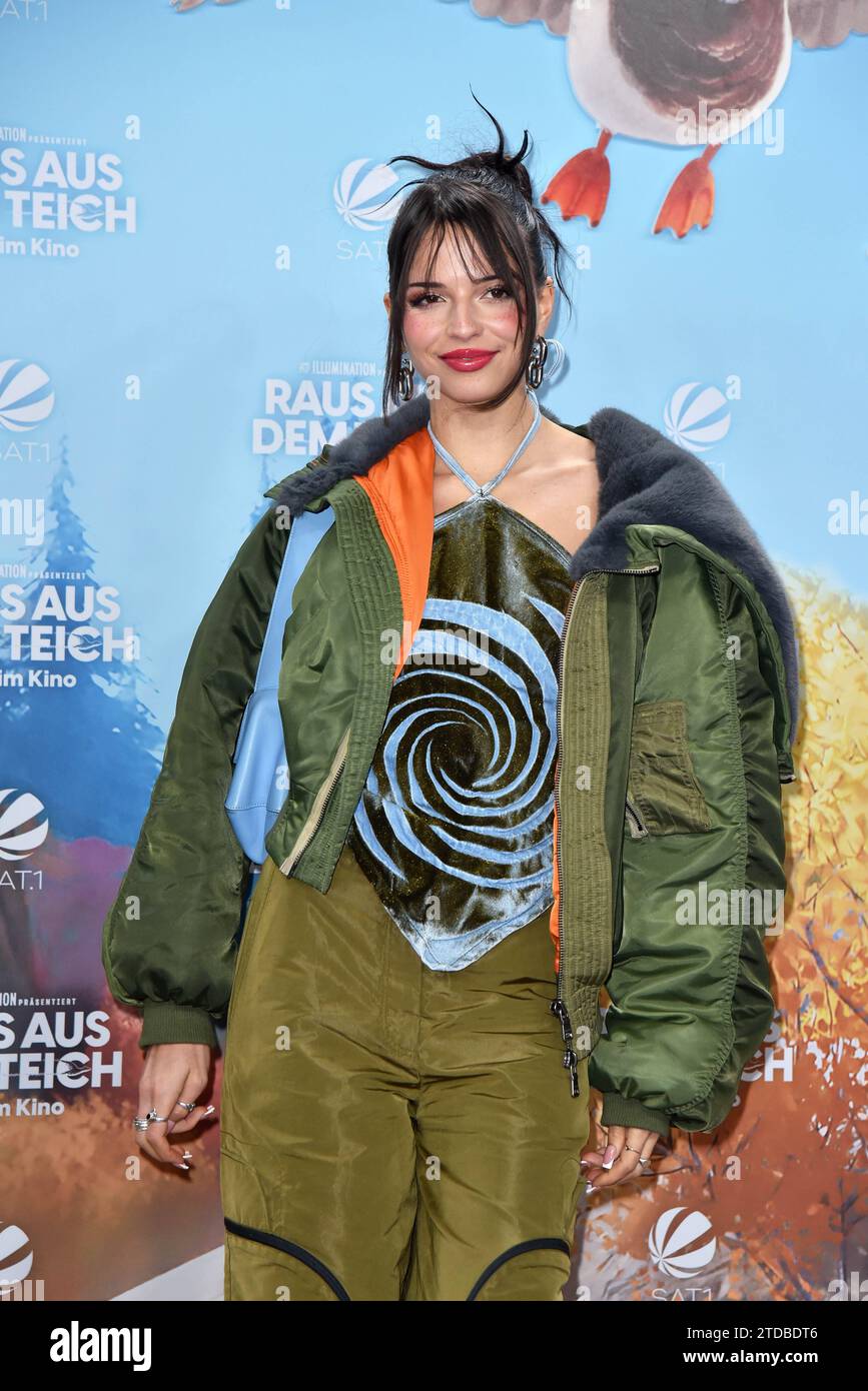 Nina Chuba bei der Deutschlandpremiere von RAUS AUS DEM TEICH im Zoo