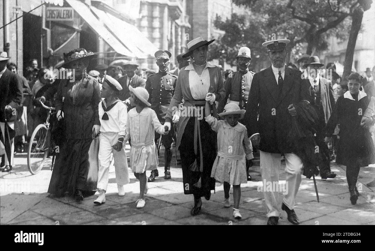 08/19/1916. The royal family in Santander. Her Majesty the Queen with her Mother, the Princess of Wattemberg, and her Children, the Prince of Asturias and the Infanta Doña Beatriz and Doña María Cristina, Walking through the Streets of the capital on the morning of the 20th. Credit: Album / Archivo ABC / Samot Stock Photo