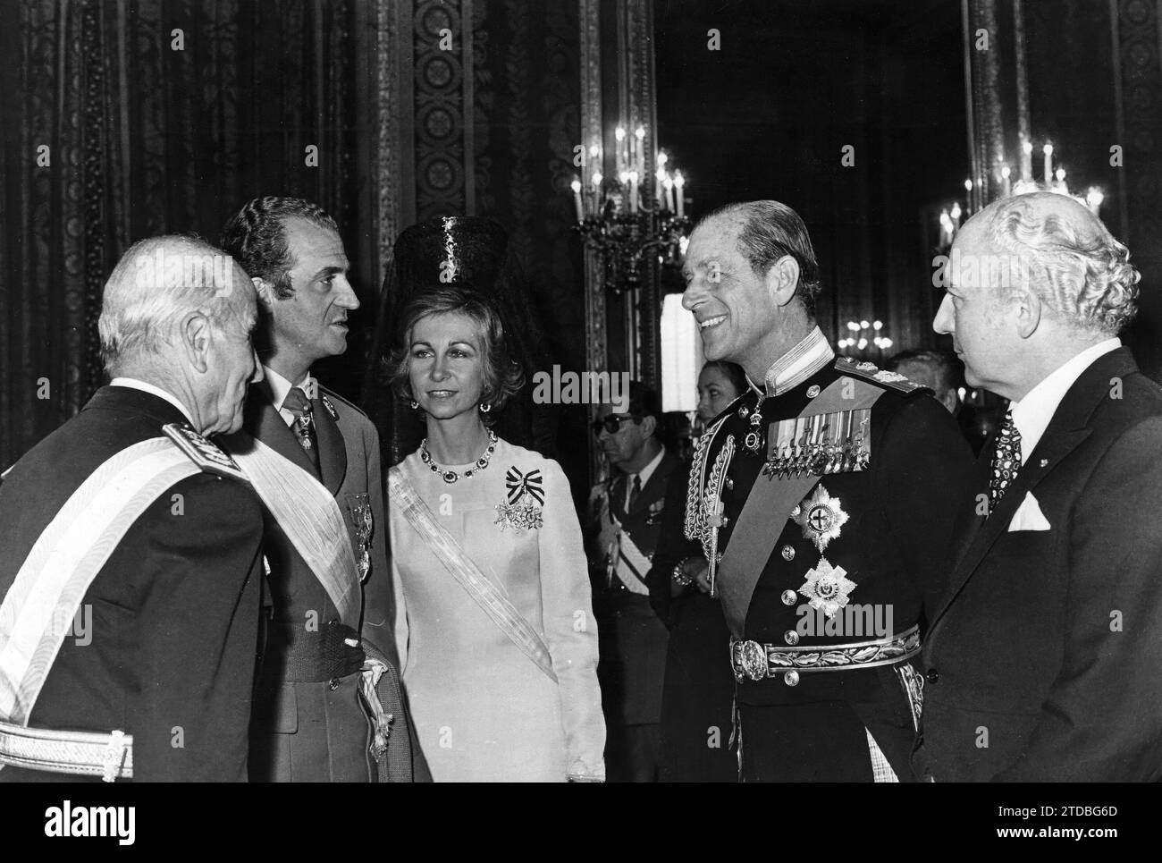 11/27/1975. Acts of exaltation to the Crown. The Monarchs Converse with the Duke of Edinburgh and the President of Germany, Walter Scheel, during the reception offered at the royal palace on the occasion of the official proclamation of Juan Carlos I as King of Spain. Credit: Album / Archivo ABC Stock Photo