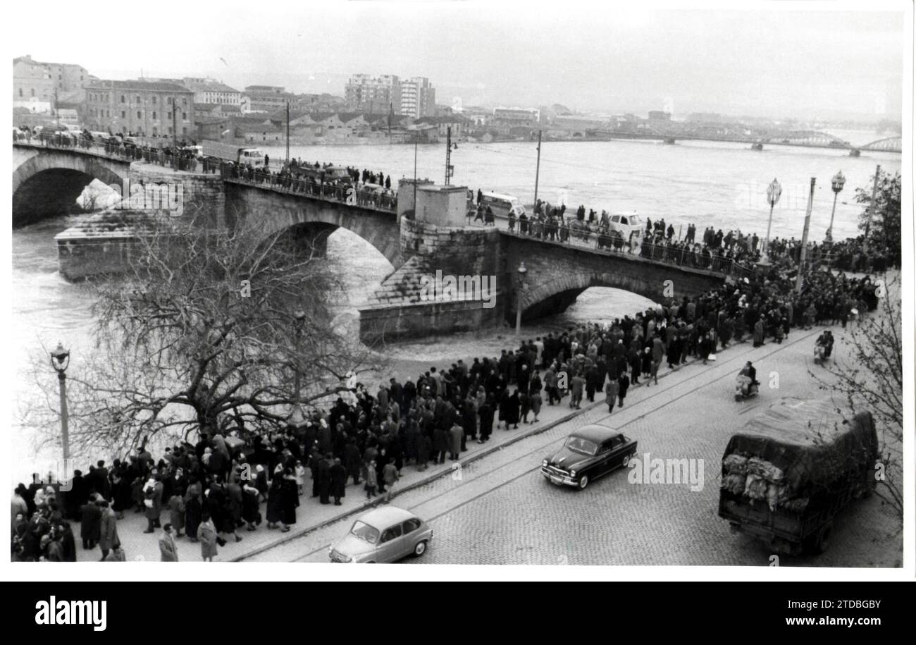 12/31/1960. The Public Crowded on the parapet of the Ebro and stone bridge Contemplating the Flood - Approximate date. Credit: Album / Archivo ABC / Miguel Marín Chivite Stock Photo