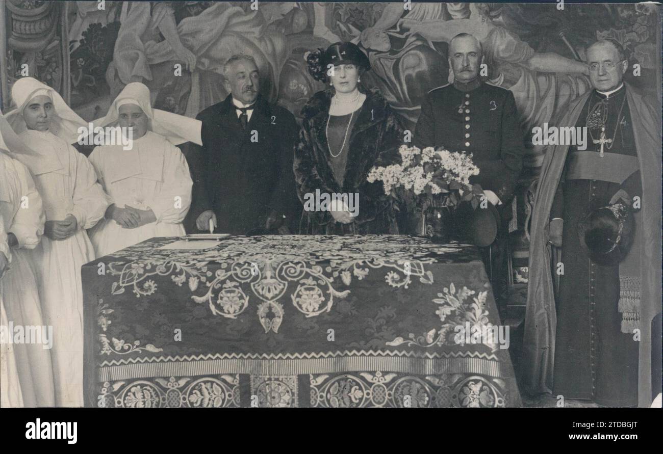 04/01/1923. Seville. The journey of the Kings. HM the Queen (1), with the Infante D. Carlos (2), the Minister of War, Mr. Alcalá Zamora (3), and the Bishop (4), during her visit to the military hospital. Credit: Album / Archivo ABC / Julio Duque Stock Photo