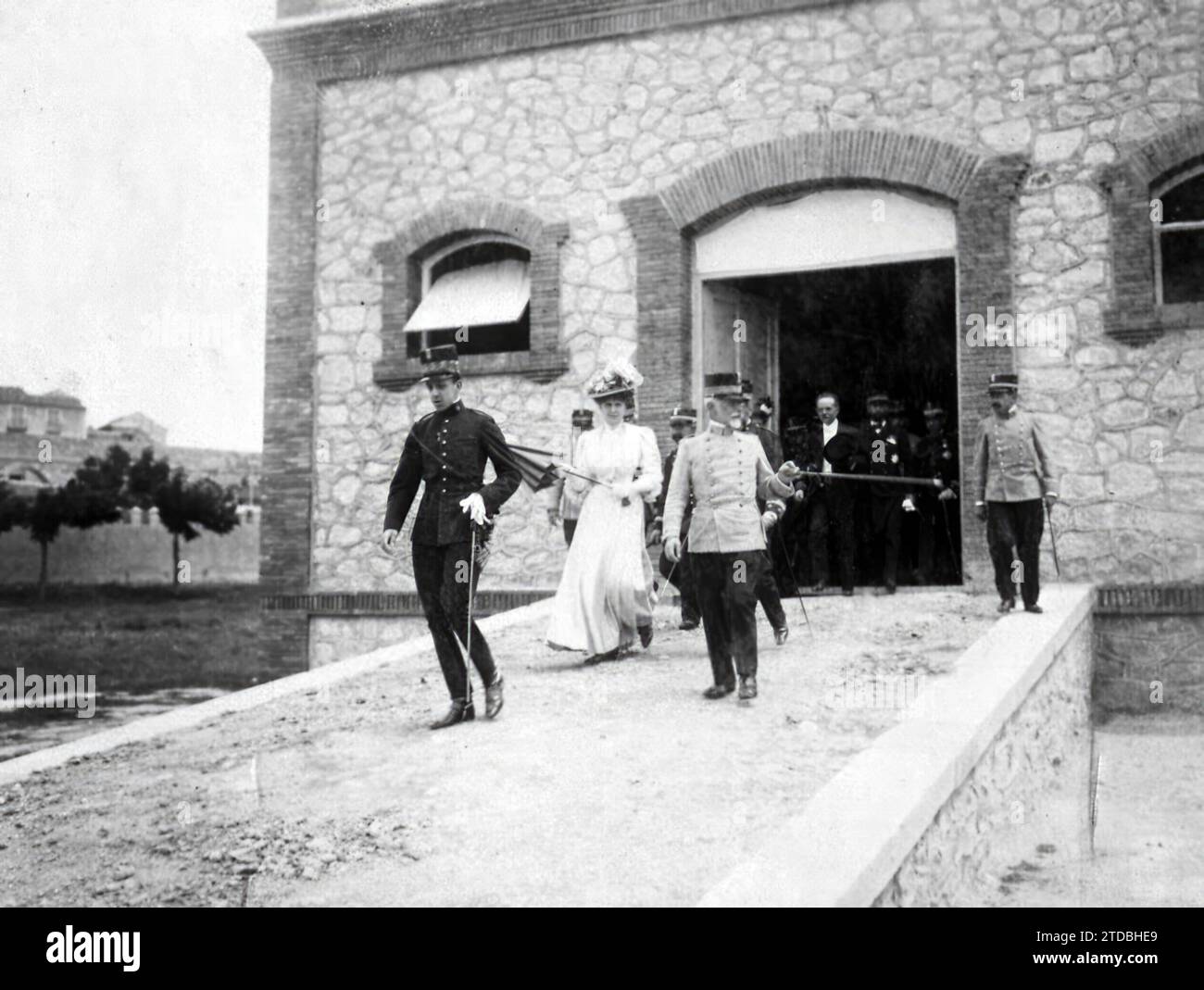 03/31/1906. D. Alfonso and Queen Victoria Leaving the academy park. Credit: Album / Archivo ABC / Julio Duque,Francisco Goñi Stock Photo