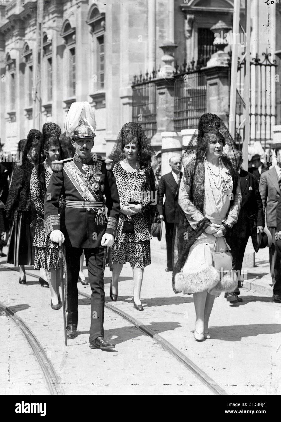 Ss.Mm. The Kings, with the Infantas Doña Beatriz and Doña Cristina, tour the streets of Seville on foot, during their visit to the Tabernacles during Holy Week in 1927, upon leaving the Cathedral. Photo: Fernandez -. Credit: Album / Archivo ABC / Fernández Stock Photo