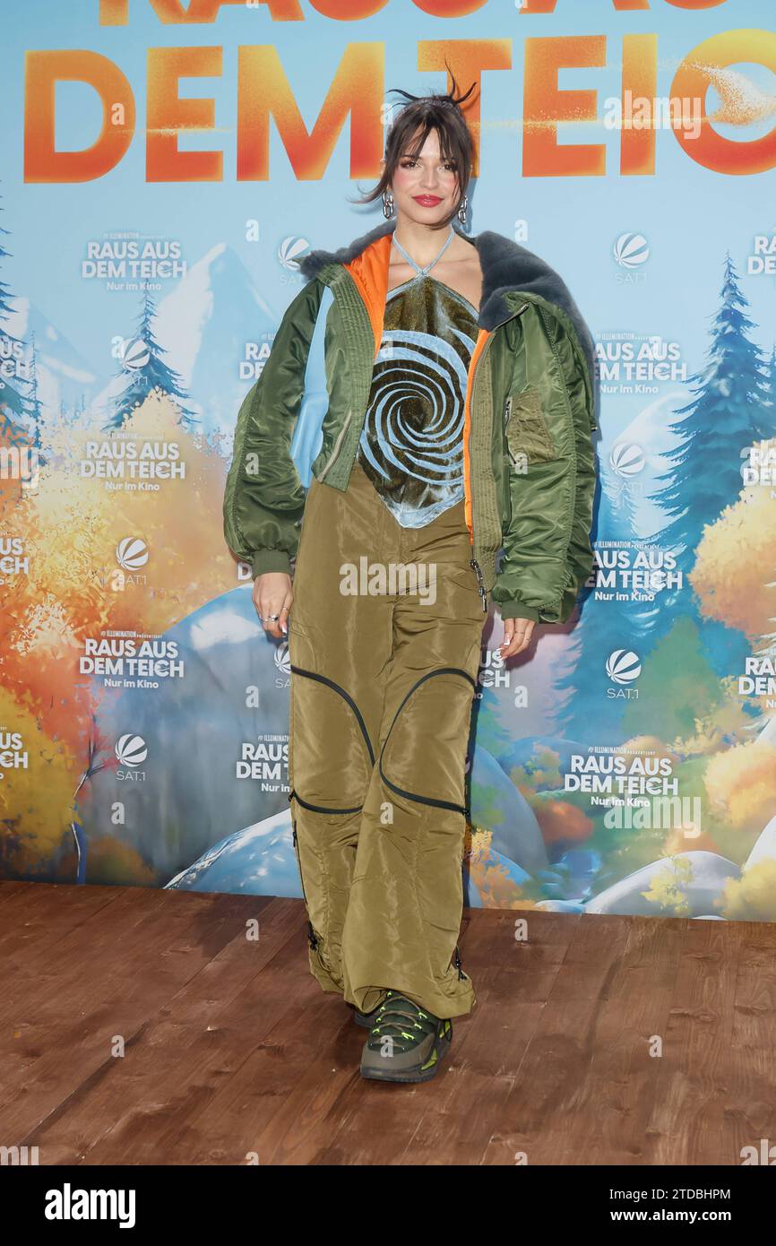 Film Premiere Raus aus dem Teich Nina Chuba Nina Kaiser bei der