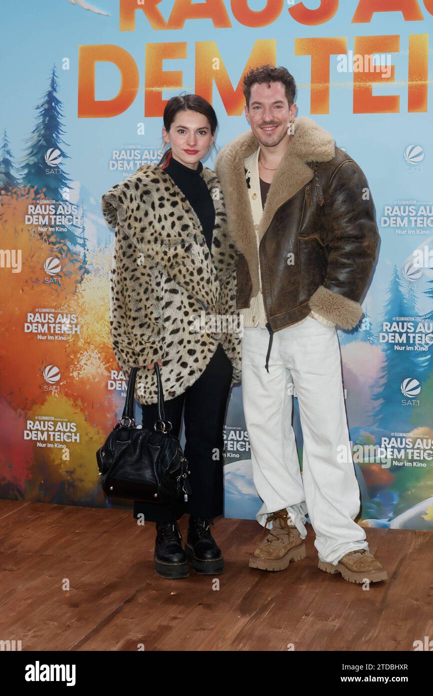 Film Premiere Raus aus dem Teich Romina KuÌˆper und Nico Stank bei