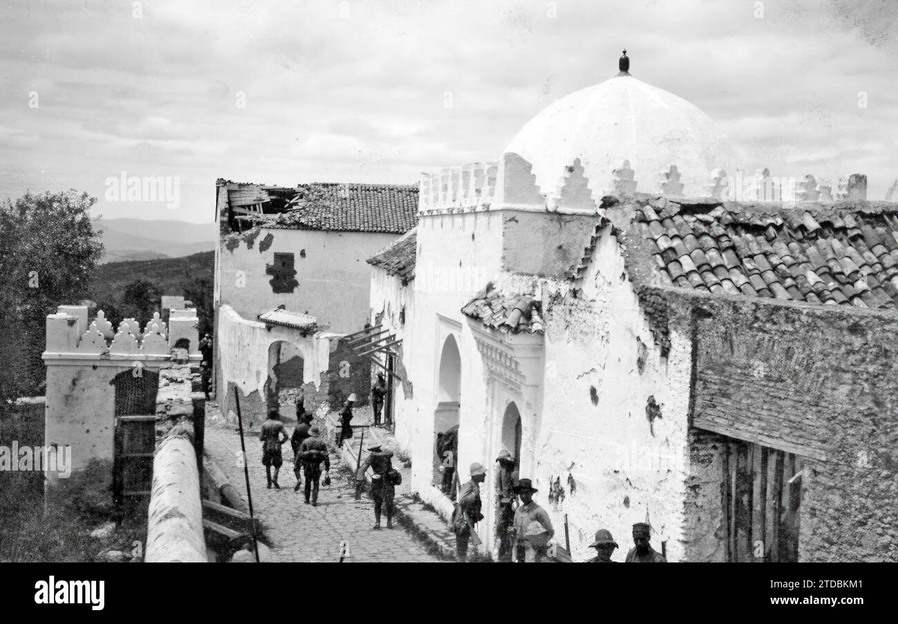 05/18/1922. Morocco. In the occupied region. Appearance of a street in Tazarut. On the roof of one of the houses you can see the damage caused by the aerial bombardment. Credit: Album / Archivo ABC / Ricart Stock Photo