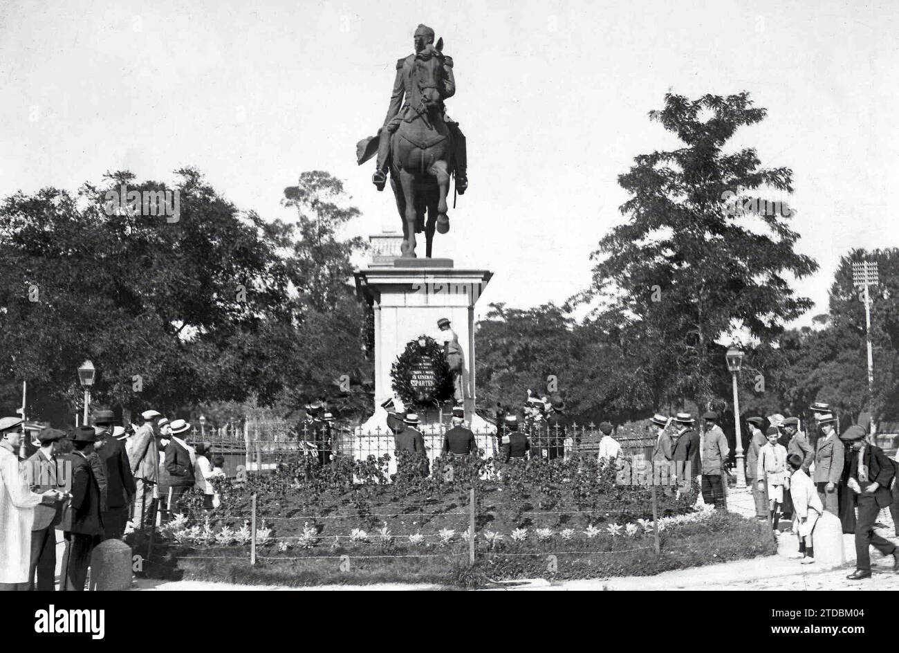 06/30/1918. The tribute to General Espartero. The National Militias Placing a crown on the statue of the prince of Vergara - Approximate date. Credit: Album / Archivo ABC / Julio Duque Stock Photo