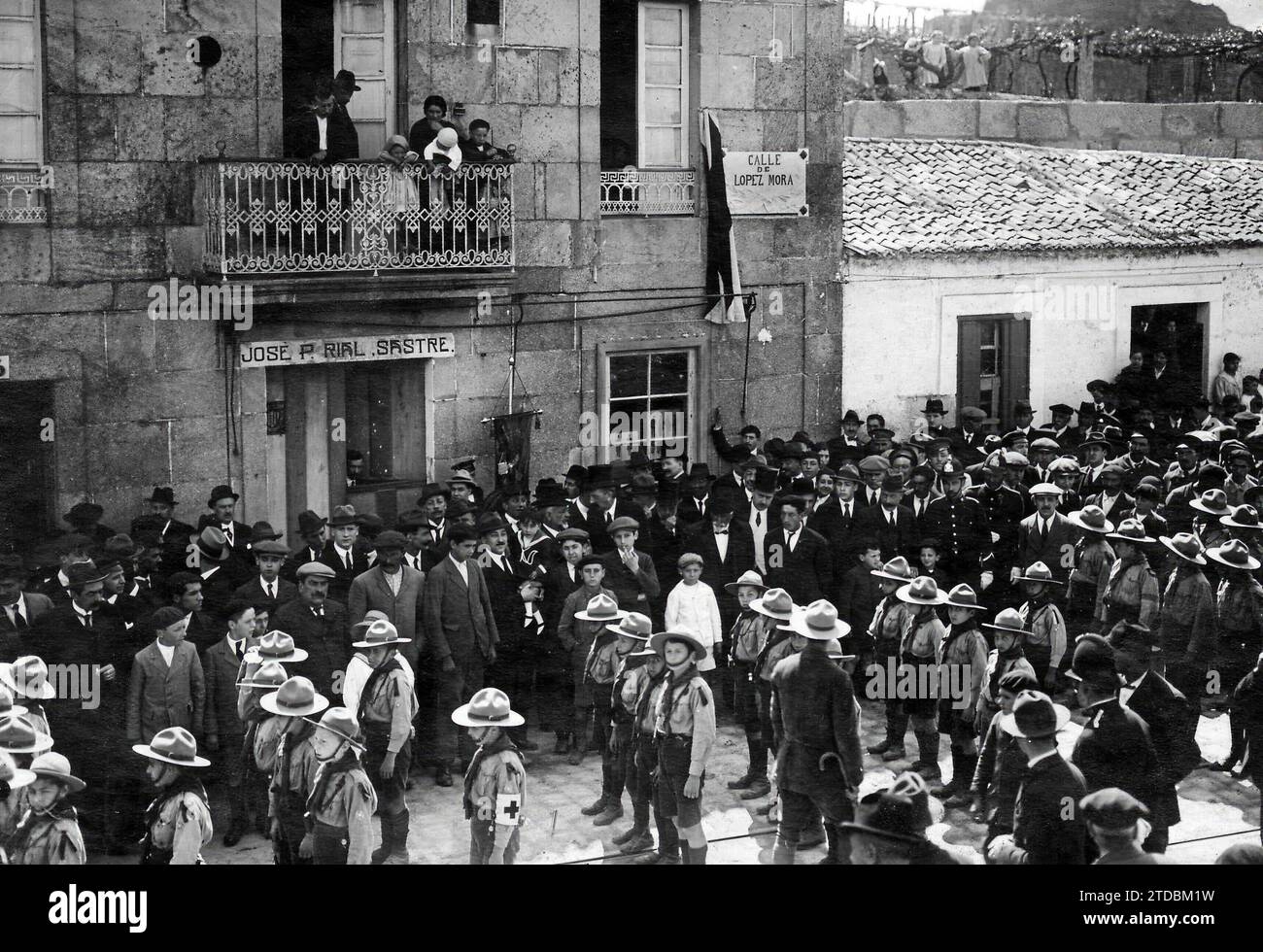 03/31/1918. Tribute to an Illustrious patrician, in Vigo. Discovery of the tombstone that gives the name of López Mora on a street in the city. Photo: Jaime Pacheco. Credit: Album / Archivo ABC / Pacheco Stock Photo