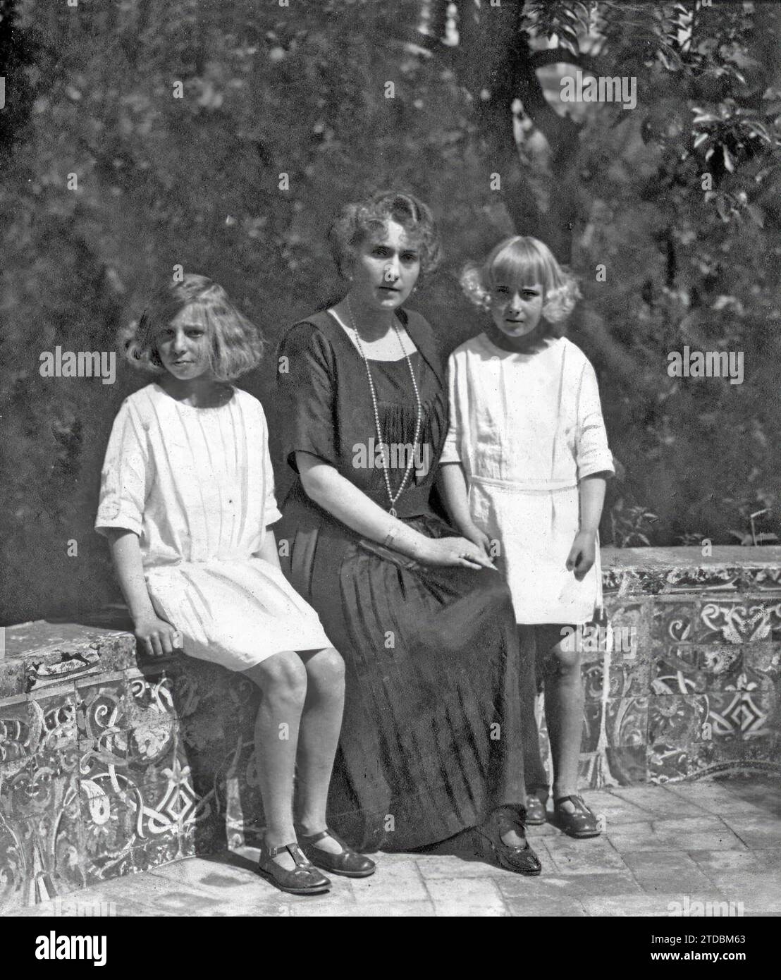 05/13/1919. From the Queen's stay in Seville. HM Doña Victoria Eugenia with her August Daughters, the Infantas Doña Beatriz and Doña Cristina, in the Palace Gardens. Credit: Album / Archivo ABC / Juan Barrera Stock Photo