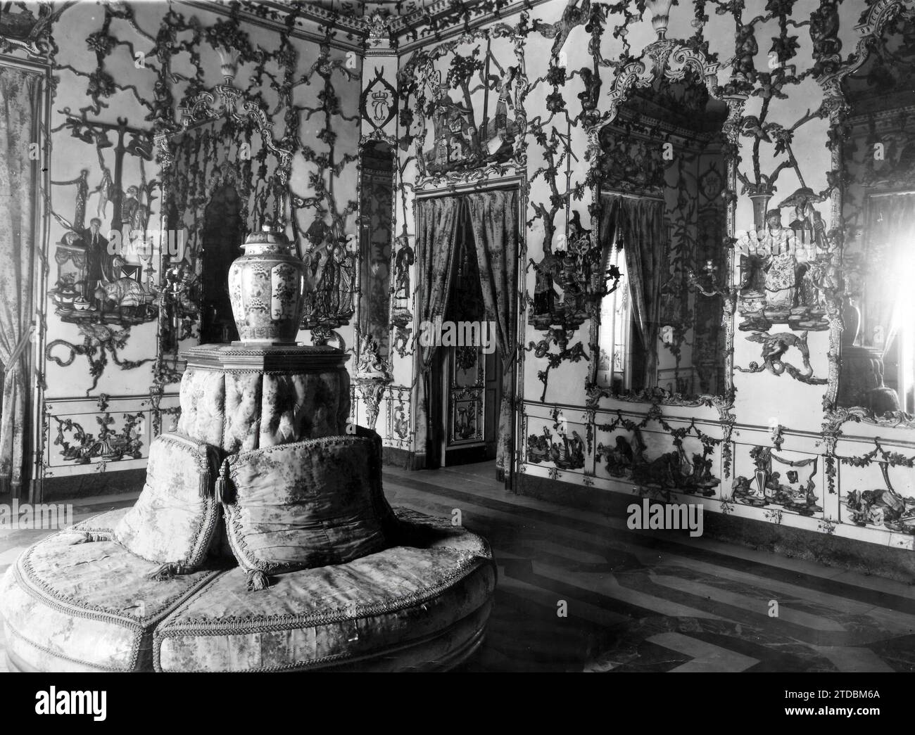 12/31/1932. Palace porcelain room. Credit: Album / Archivo ABC / Virgilio Muro Stock Photo
