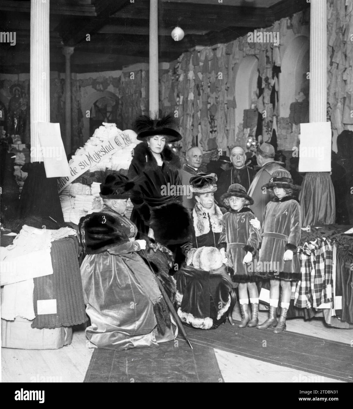 11/30/1917. At the Sacred Heart School. Ss.Mm. Queens Doña Victoria (1) and Doña María Cristina (2), with Ss.Aa.Rr. The Infantas Doña Isabel (3), Doña Beatriz (4) and Doña Cristina (5), Opening the exhibition of the Queen Victoria wardrobe, yesterday afternoon. Credit: Album / Archivo ABC / Ramón Alba Stock Photo