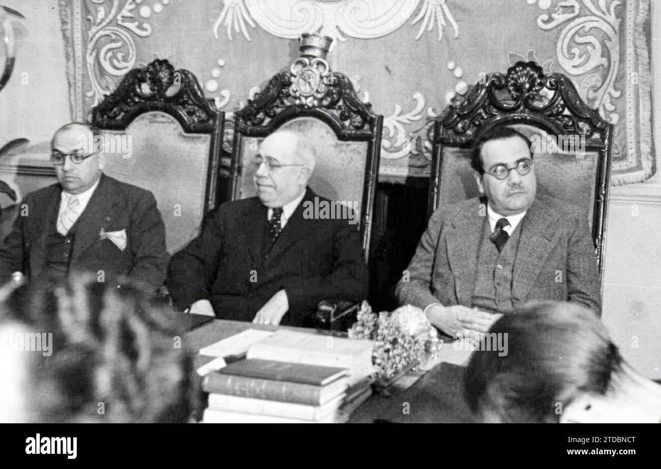12/31/1929. Messrs. Azaña, Negrin and Henche before the former's breakfast at the town hall. Credit: Album / Archivo ABC Stock Photo
