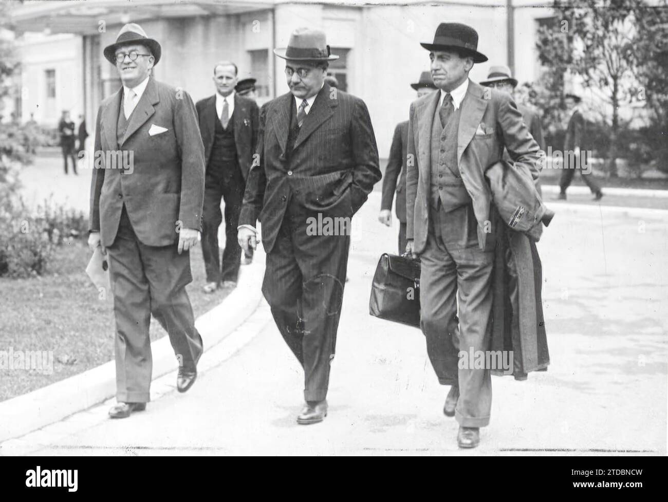 09/03/1936. Long gentleman walks next to one of the Presidents of the second Republic, Juan Negrín. Credit: Album / Archivo ABC Stock Photo