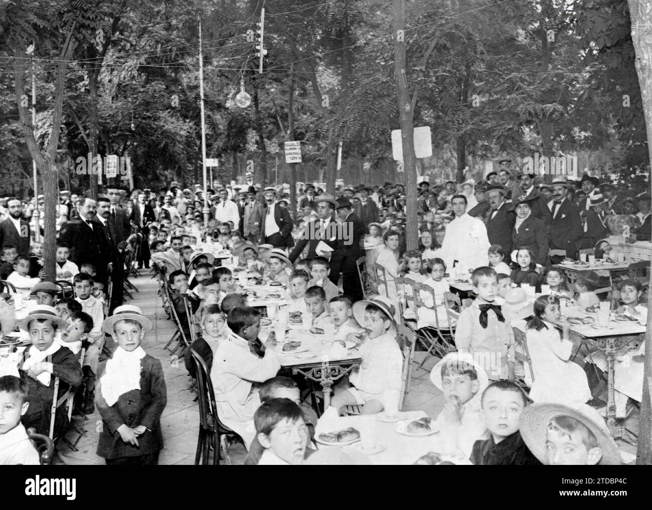 06/11/1916. Yesterday's children's party at the Retiro. The Children of the Maurist Schools during the snack with which they were presented by the youth of the party. Credit: Album / Archivo ABC / Ramón Alba Stock Photo