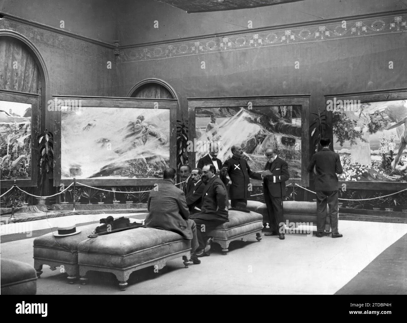 04/30/1916. In the Retiro Exhibition Palace. The distinguished painter D. José Villegas (X) in the exhibition of his admirable collection of paintings 'the Decalogue'. Credit: Album / Archivo ABC / Julio Duque Stock Photo