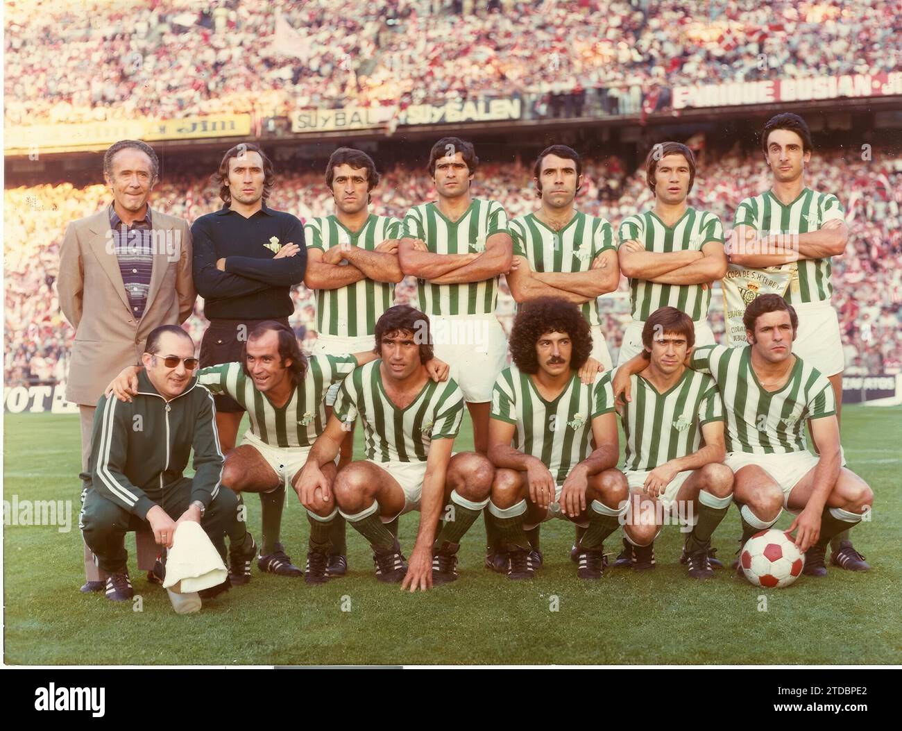 Betis team that played the final of the Copa del Rey in 1977, the first under the name of HM King Juan Carlos I. It was played at the Vicente Calderón stadium in Madrid on June 25, 1977 with Athletic de Bilbao as a rival. The coach, Rafael Iriondo, and the masseuse, Vicente Montiel (crouching) pose with the players. They are standing, from left to right, Esnaola, Bizcocho, Biosca, Sabaté, López and Cobo, and crouching, García Soriano, Alabanda, Megido, Cardeñosa and Benítez. (Photo Ruesga Bono). Credit: Album / Archivo ABC / Ruesga Stock Photo