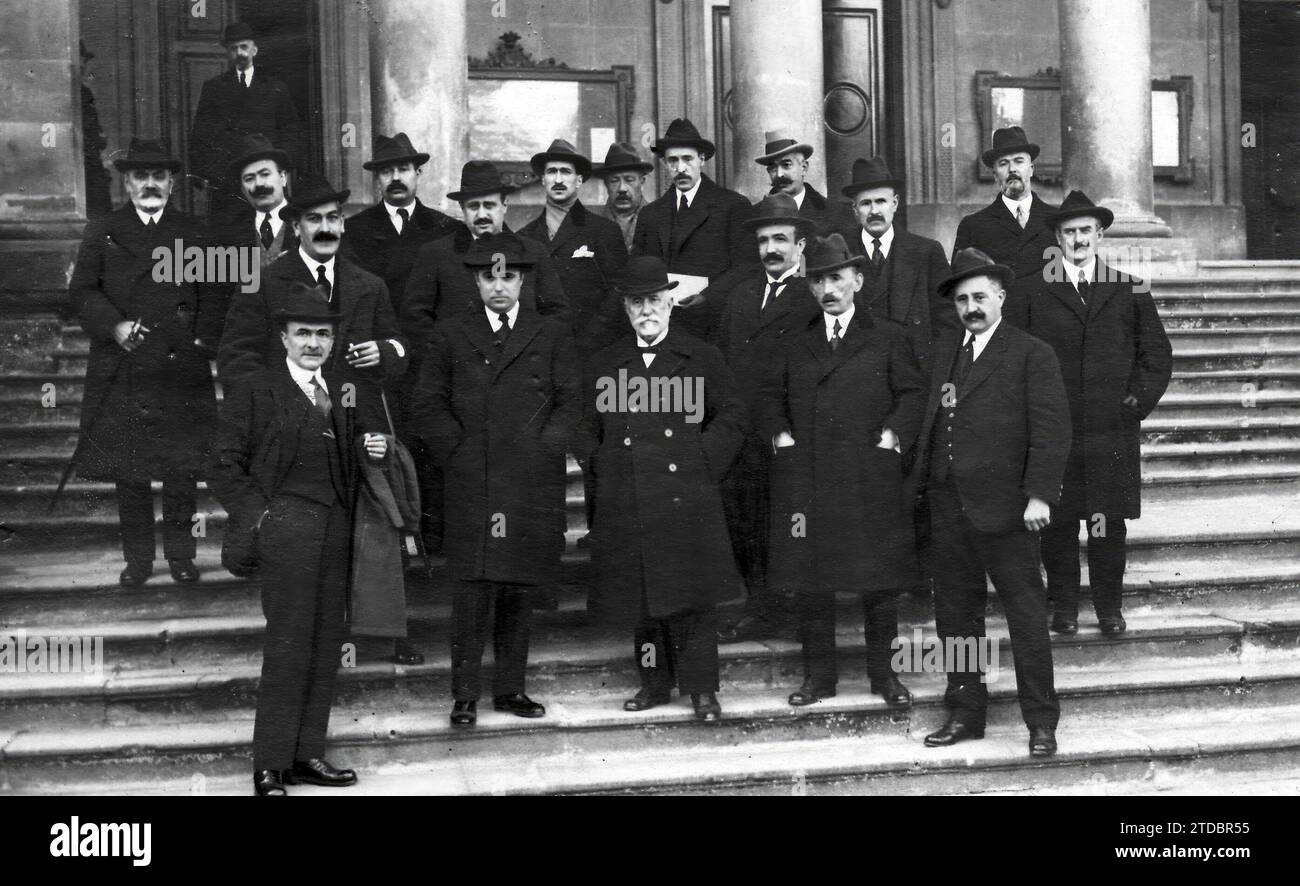 10/31/1918. In the provincial council of Vitoria. The Representatives of the Basque and Navarra Provincial Councils after the meeting in which they agreed to request Autonomy - Approximate date. Credit: Album / Archivo ABC / Espiga Stock Photo