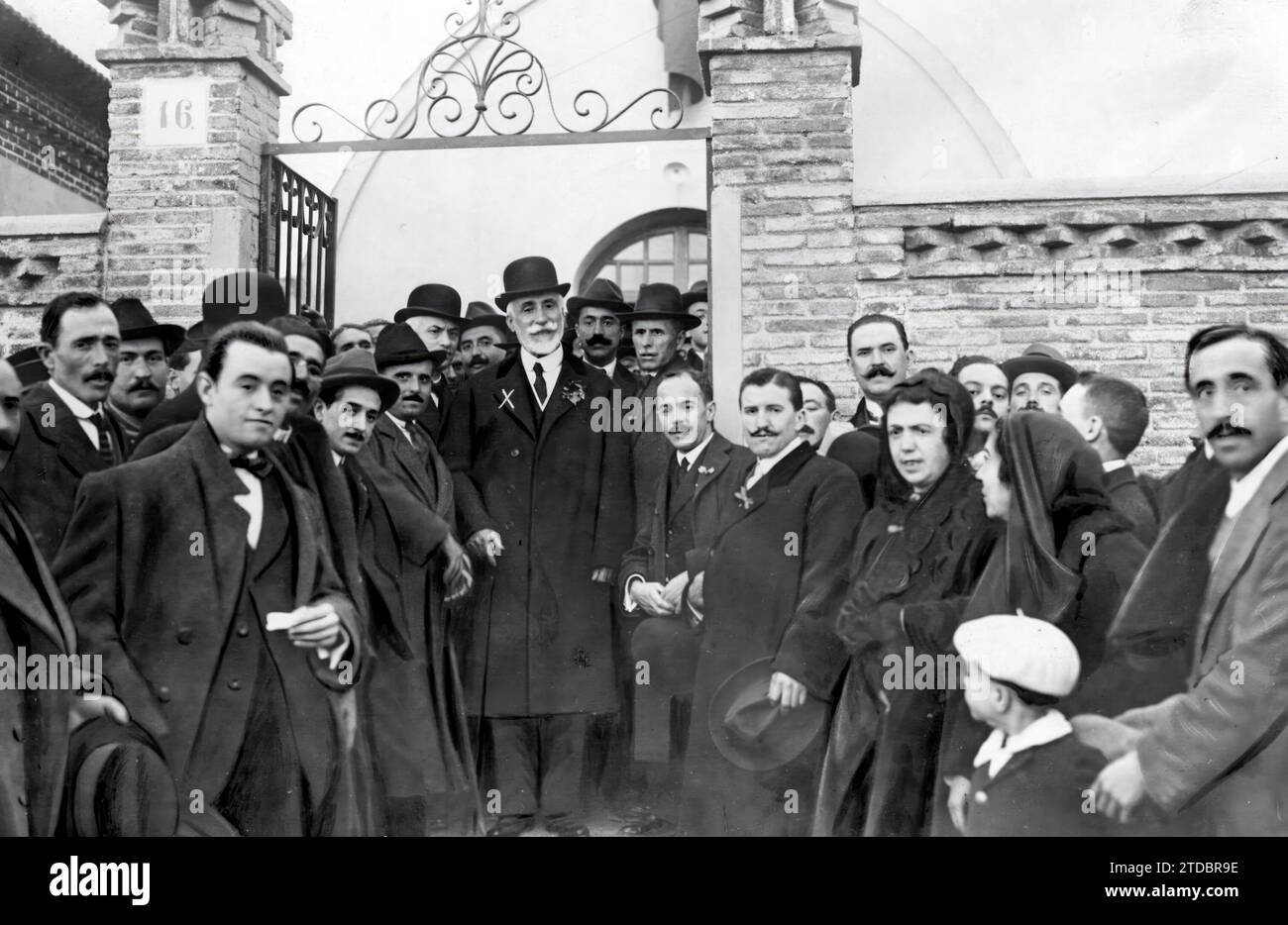 12/07/1917. Inauguration of a Maurist center in Madrid. Mr. Antonio Maura (X), leaving yesterday afternoon the building in which the Maurista instruction center of Cuatro Caminos y Bellas Vistas has been installed, after inaugurating it. Credit: Album / Archivo ABC / Julio Duque Stock Photo