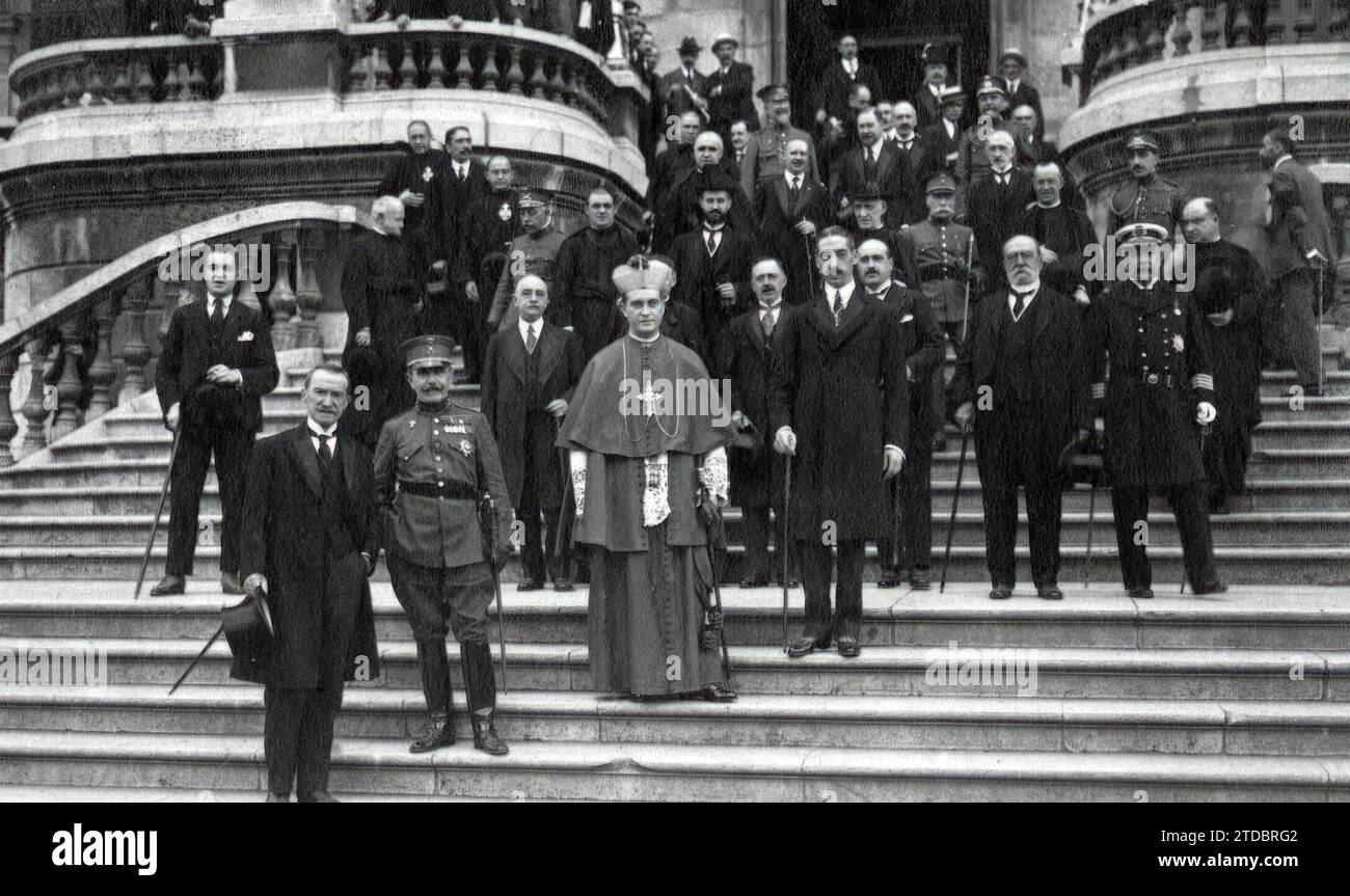 09/30/1917. The bishop of Vitoria in Bilbao, the prelate D. Leopoldo Eijo, with the Authorities of Vizcaya, upon leaving the Verified reception at the town hall. Credit: Album / Archivo ABC / Espiga Stock Photo
