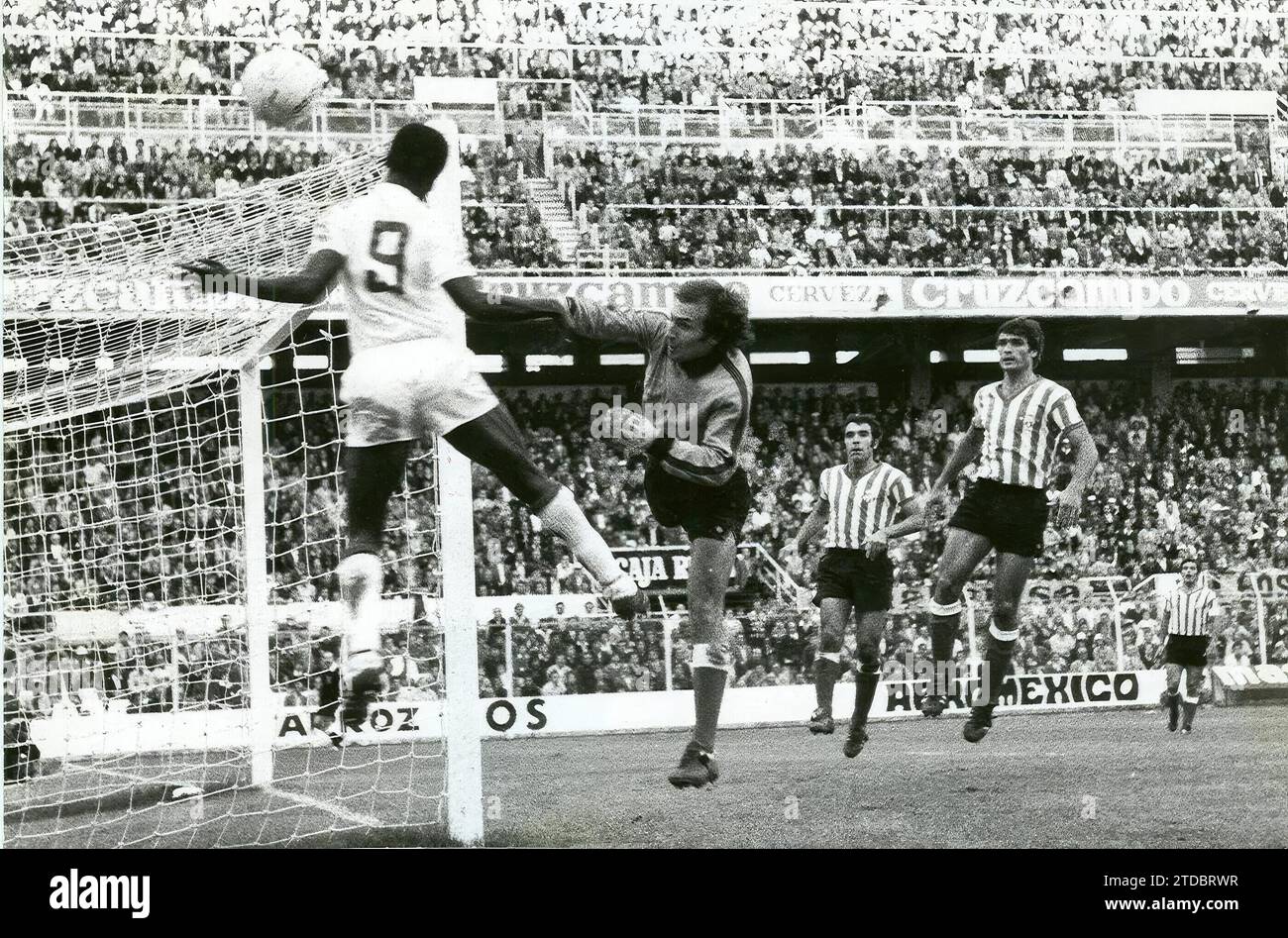 Sevilla-Betis (November 1977).- Sevilla-Betis match played on November 6, 1977 at the Sánchez-Pizjuán stadium, with Sevilla winning 1-0 with a goal from Sanjosé. Betis had won the I Copa del Rey Don Juan Carlos in the previous June. In the image appear the Sevilla striker Biri Biri (9), the Gambian so remembered by the fans, and the Betis players Esnaola (goalkeeper), Biosca, Sabaté and Benítez. Credit: Album / Archivo ABC / Sanvicente Stock Photo