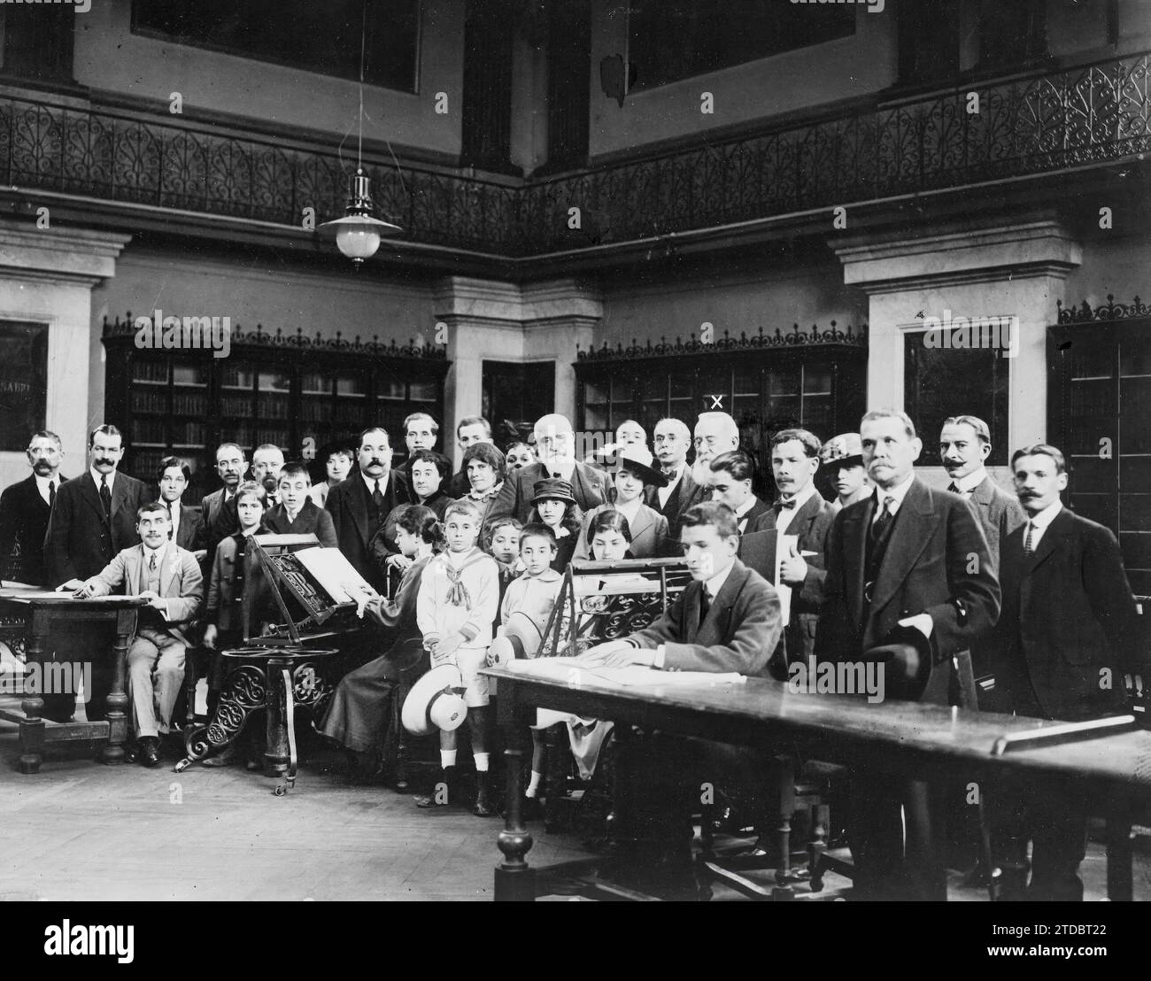 Madrid, 05/28/1916. In the National Library. The distinguished director, Mr. Francisco Rodríguez Marín (x) with the blind boys and girls, during the reading of works by Cervantes, carried out by them as the end of the tribute they have paid to the immortal author of 'Don Quixote'. Credit: Album / Archivo ABC / Julio Duque Stock Photo