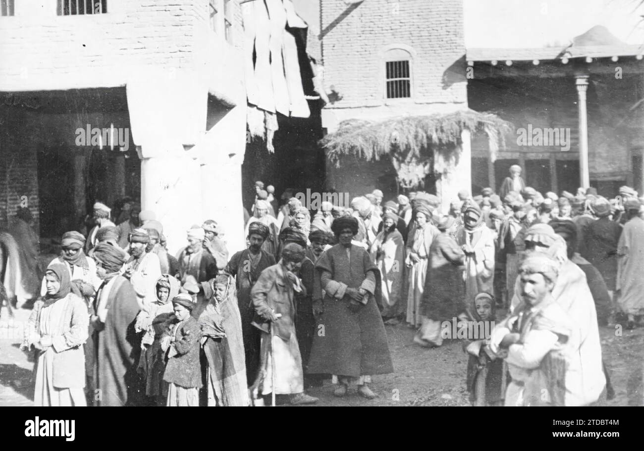 10/31/1918. The Allies in Mesopotamia. The neighborhood of Kanikan village Witnessing the passage of an English regiment - date Approx. Credit: Album / Archivo ABC / Louis Hugelmann Stock Photo