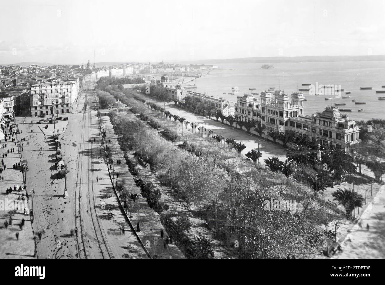 12/31/1932. La Coruña: the large park of Méndez Núñez, modern and neat, with the mansions that limit it. Approximate date. Credit: Album / Archivo ABC / Casa Sellier Stock Photo