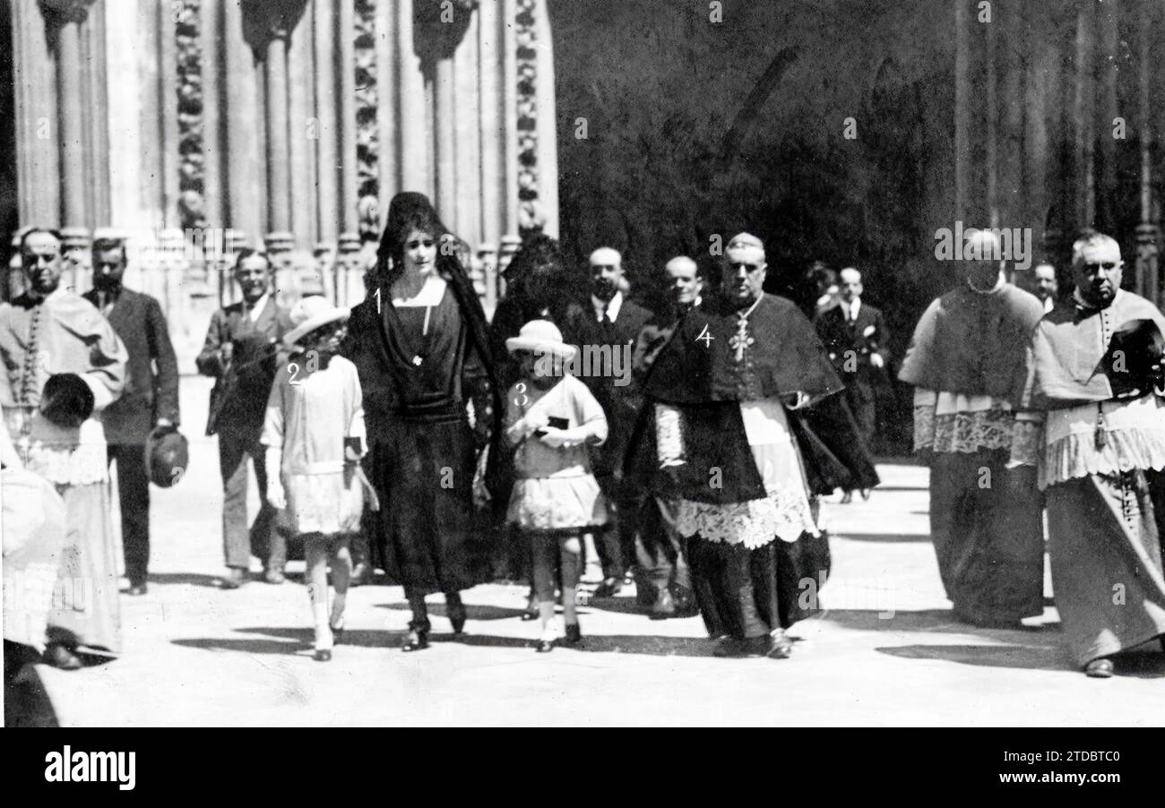 05/10/1919. The royal family in Seville. HM The Queen (1) with Hs.Aa.Rr. the Infantas Doña Beatriz (2) and Doña Cristina (3), accompanied by Archbishop Mr. Salvador y Barrera (4), when leaving the cathedral after hearing mass. Credit: Album / Archivo ABC / Juan Barrera Stock Photo